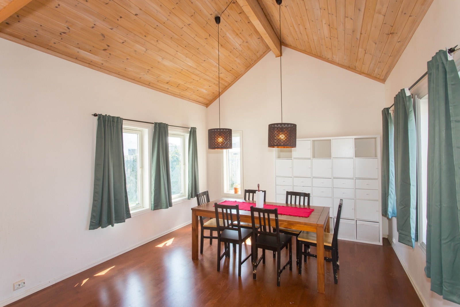 Godt med lysinnslipp i stua med gode vindusflater. Galleribilde