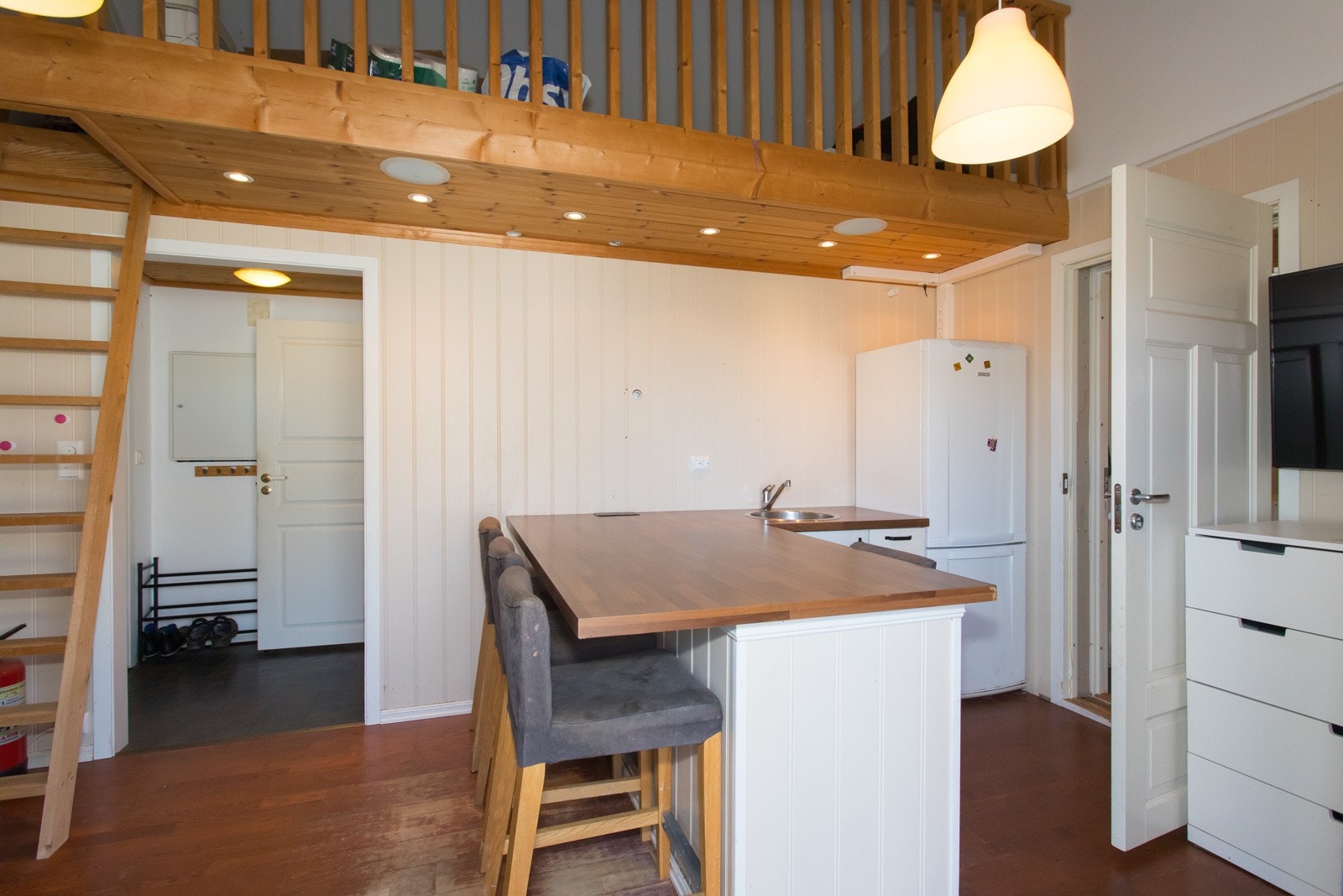 Hybeldel: Hybelen har egen inngang og gjennomgang til boligen. Kjøkkenkrok og oppholdsrom med adkomst til hems via trapp. Galleribilde