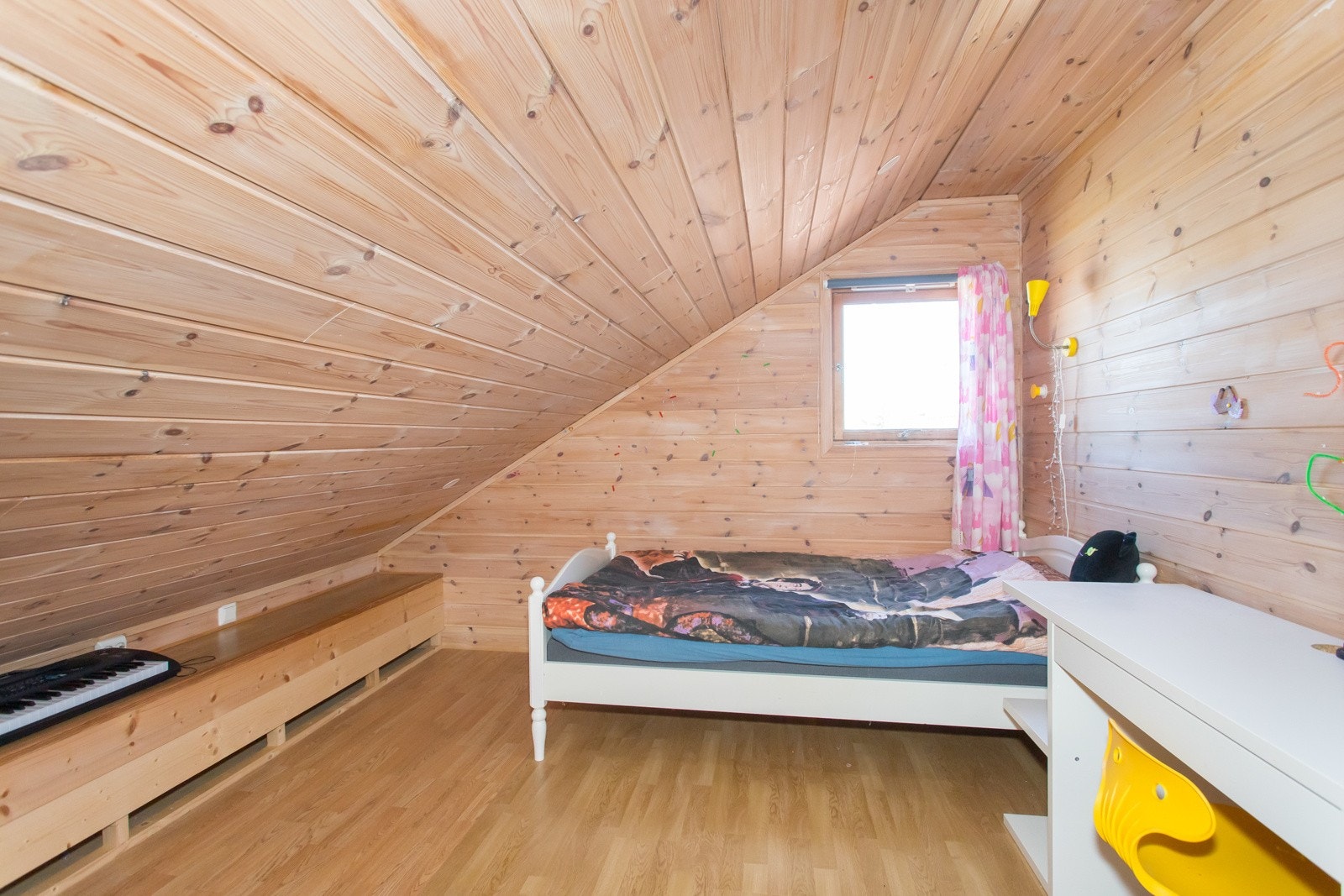 Rom på loftet innredet som soverom. Galleribilde