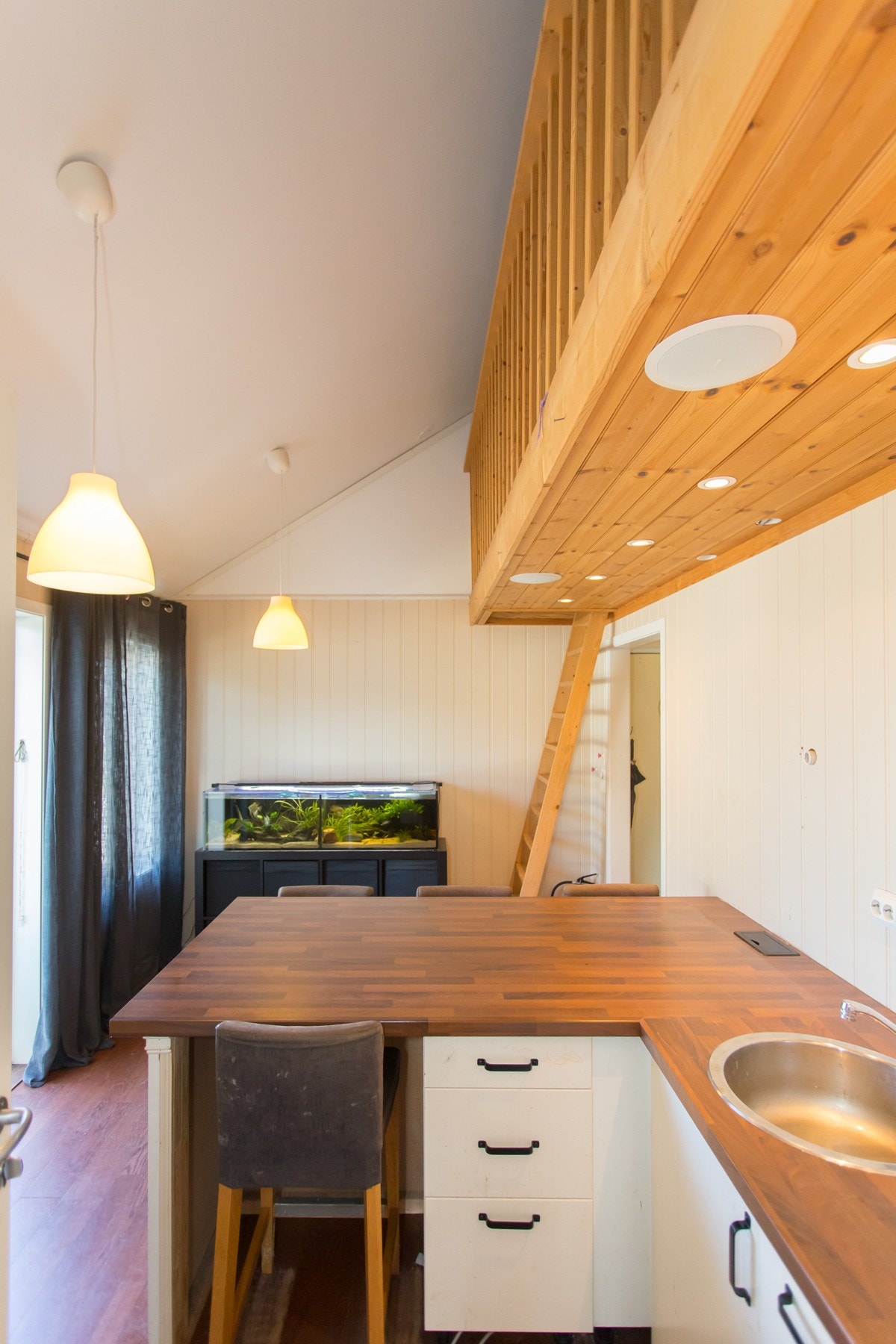 God takhøyde med adkomst til hemsen via trapp. Galleribilde