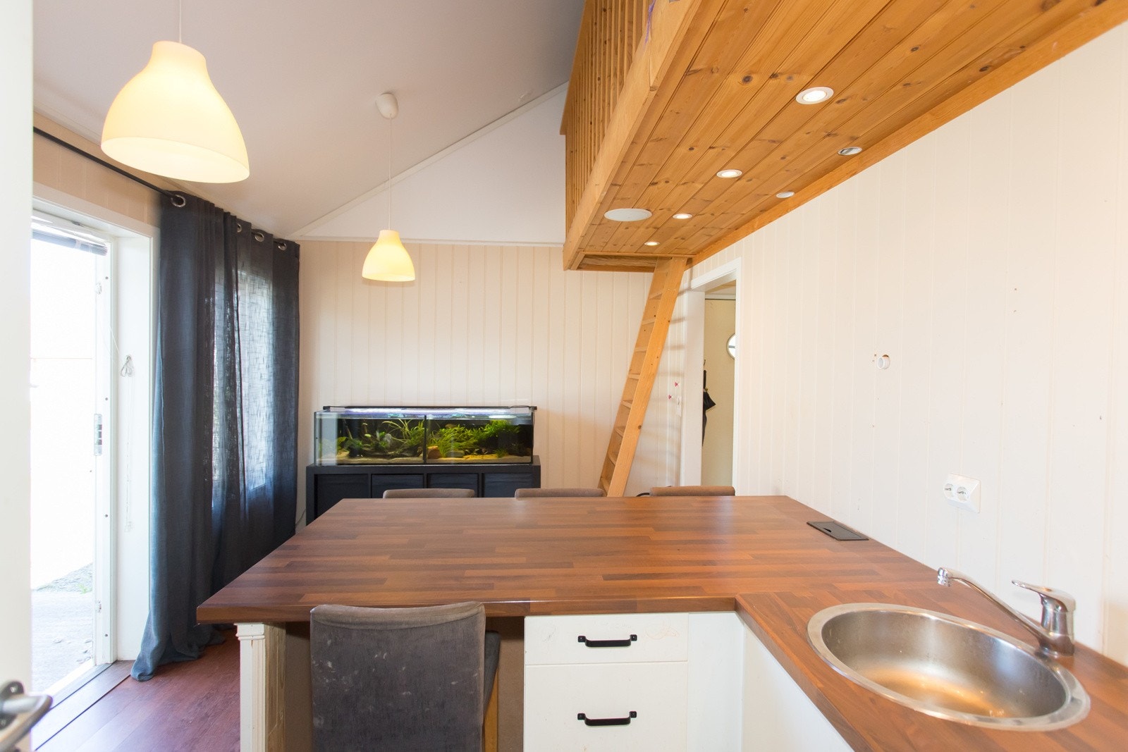 Kjøkken og oppholdsrom i hybeldelen med utgang til hagen. Galleribilde