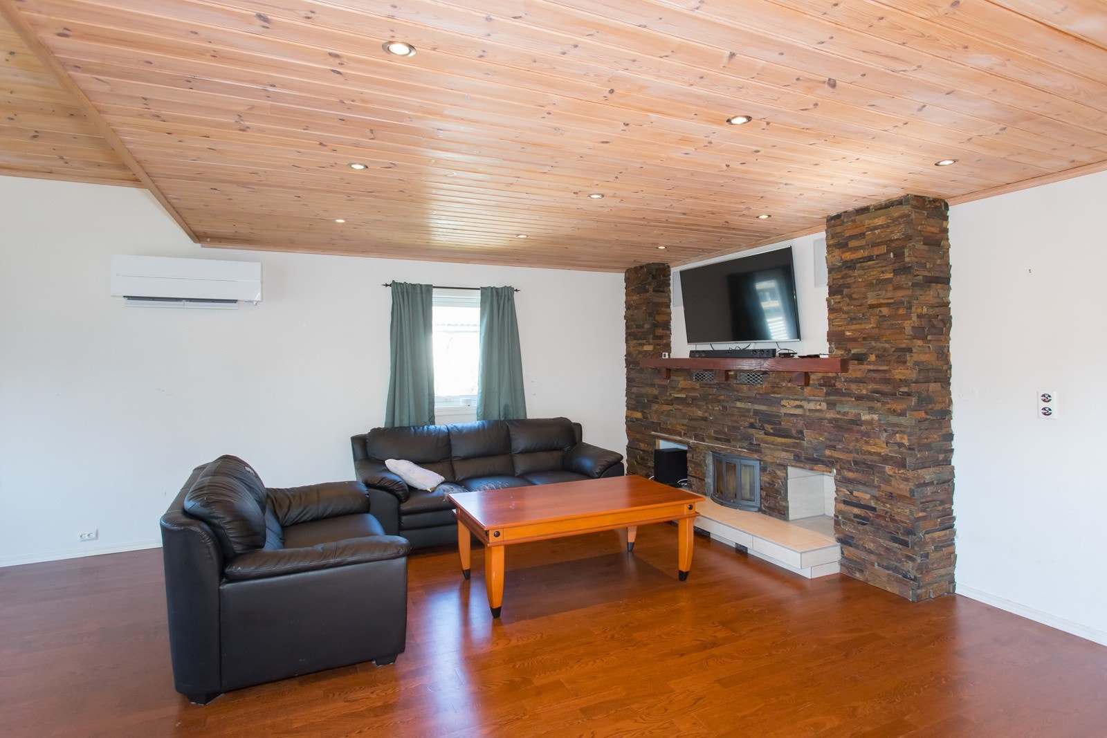 I stua er det installert peis og varmepumpe. Galleribilde