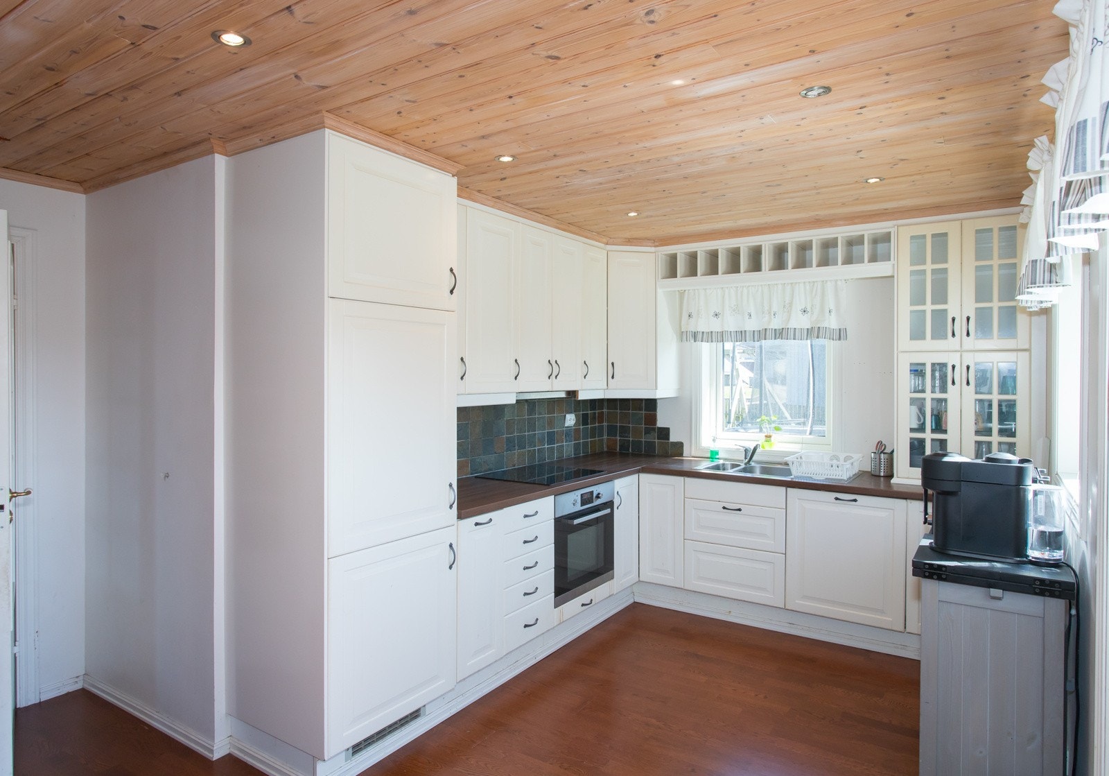 Lyst profilert Ikea kjøkken med alle hvitevarer integrert. Galleribilde