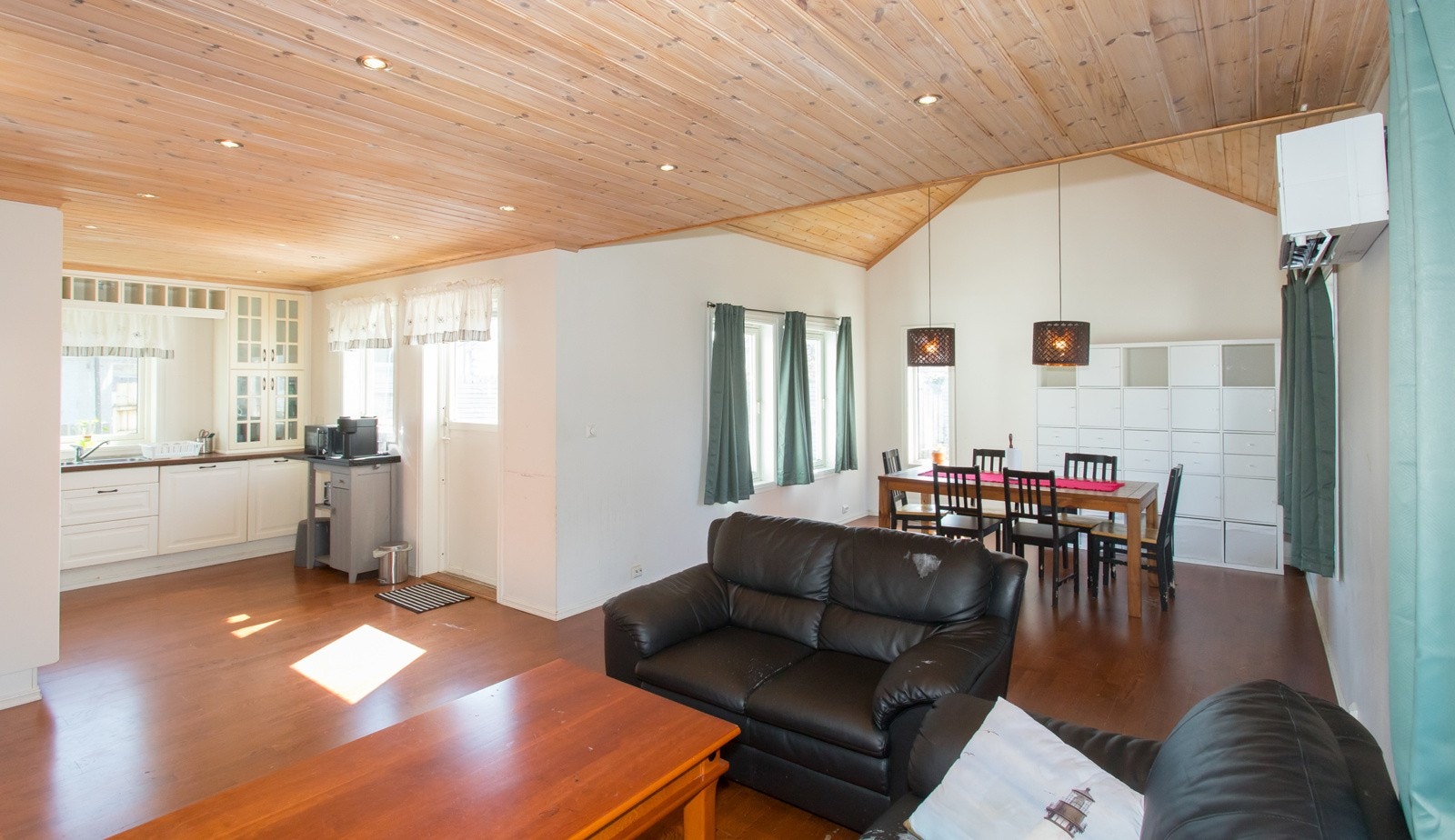 Kjøkkenet har en åpen, men naturlig avgrensning fra stua. Galleribilde