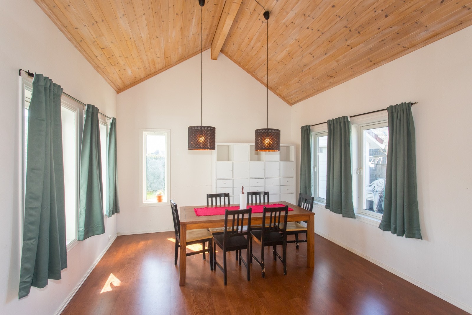 God takhøyde i stua gir rommet en god atmosfære. Galleribilde