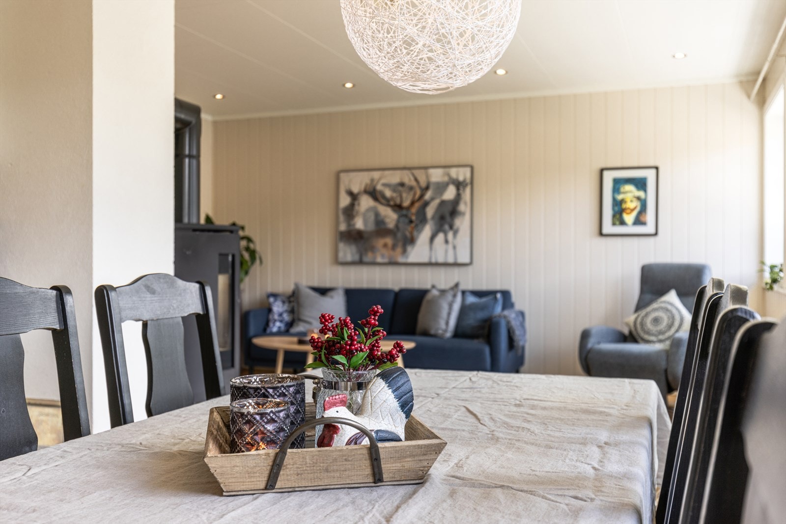 Hyggelig spiseplass mot stue. Galleribilde