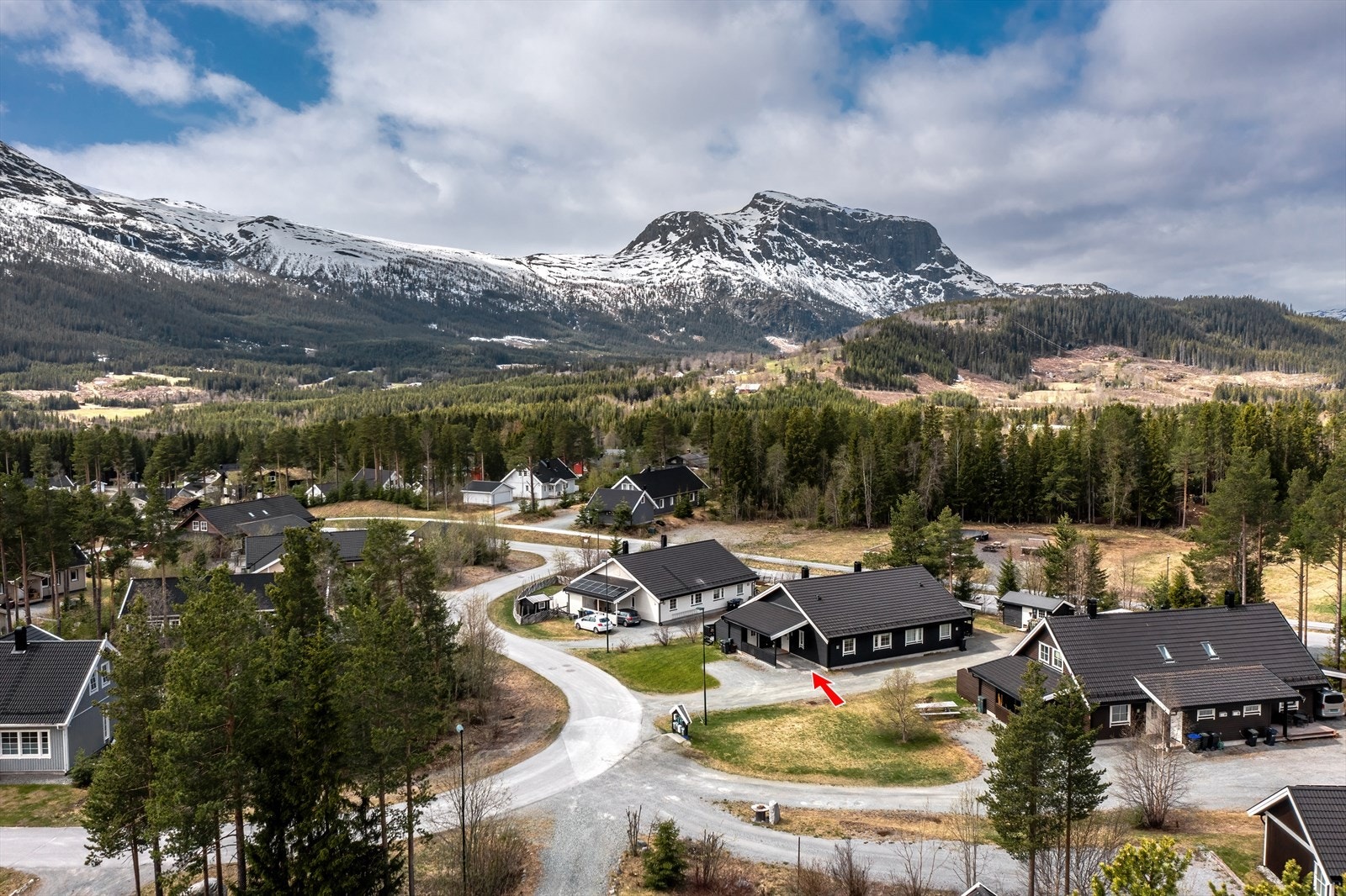 Eiendommen er flott beliggende med utsikt mot Hemsedals mektige fjellpanorama. Galleribilde