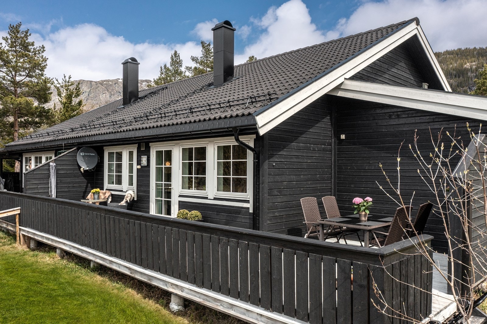 Eiendommen har en stor solrik terrasse. Galleribilde
