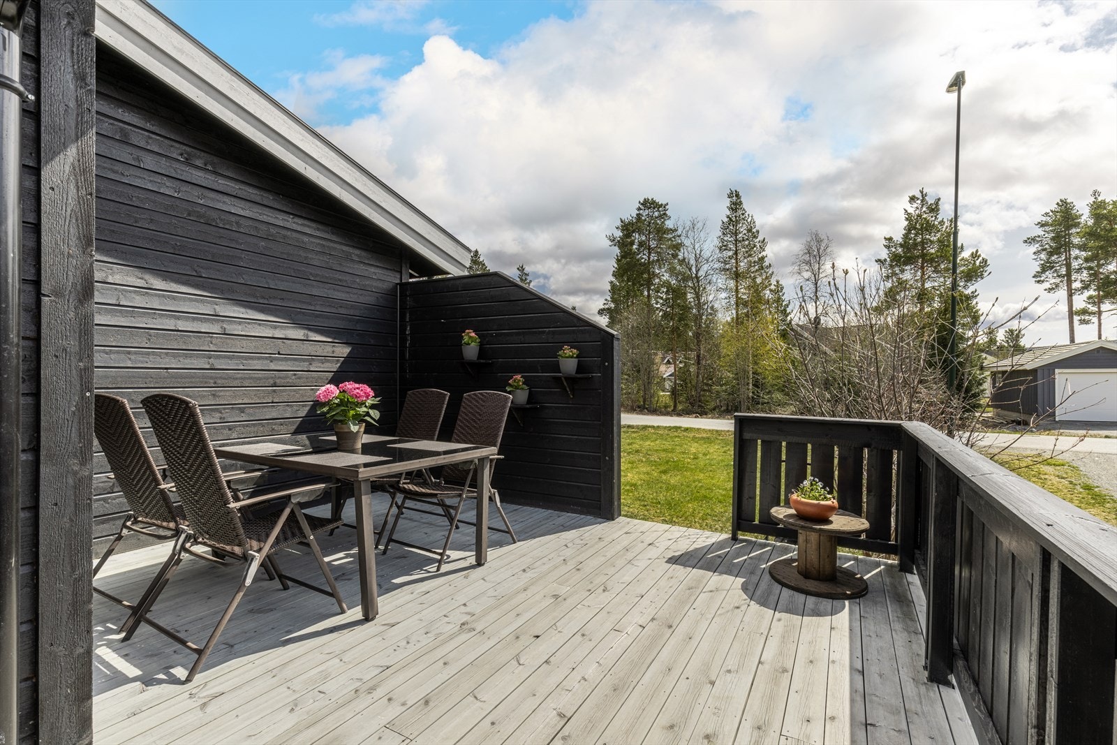 Terrassen har flere solrike "soner" med flott fjellutsikt. Galleribilde