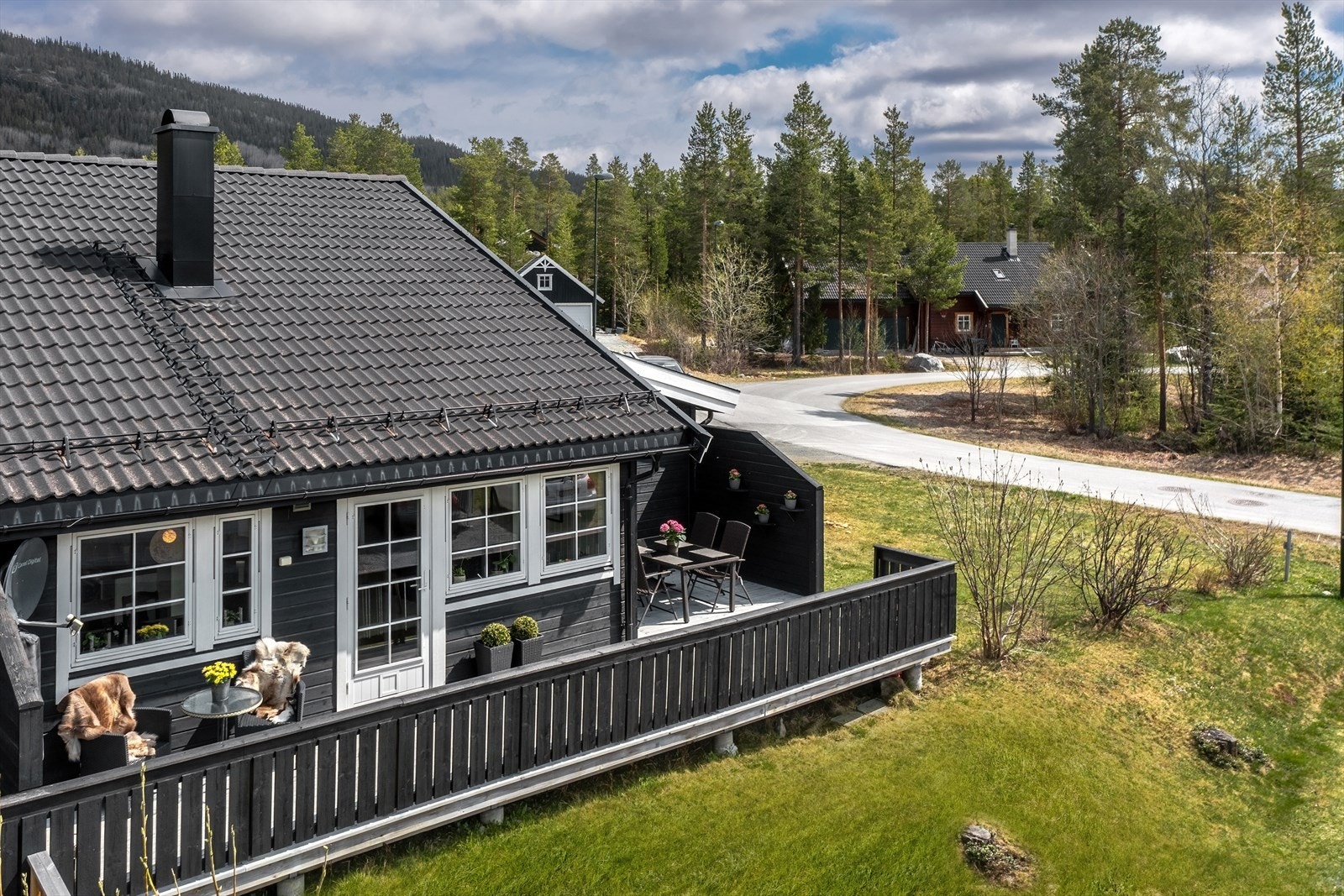 Fjellmegleren har gleden av å presentere Kroken 3 A - En lys og delikat halvpart tomannsbolig på barnevennlige Svøo. Galleribilde