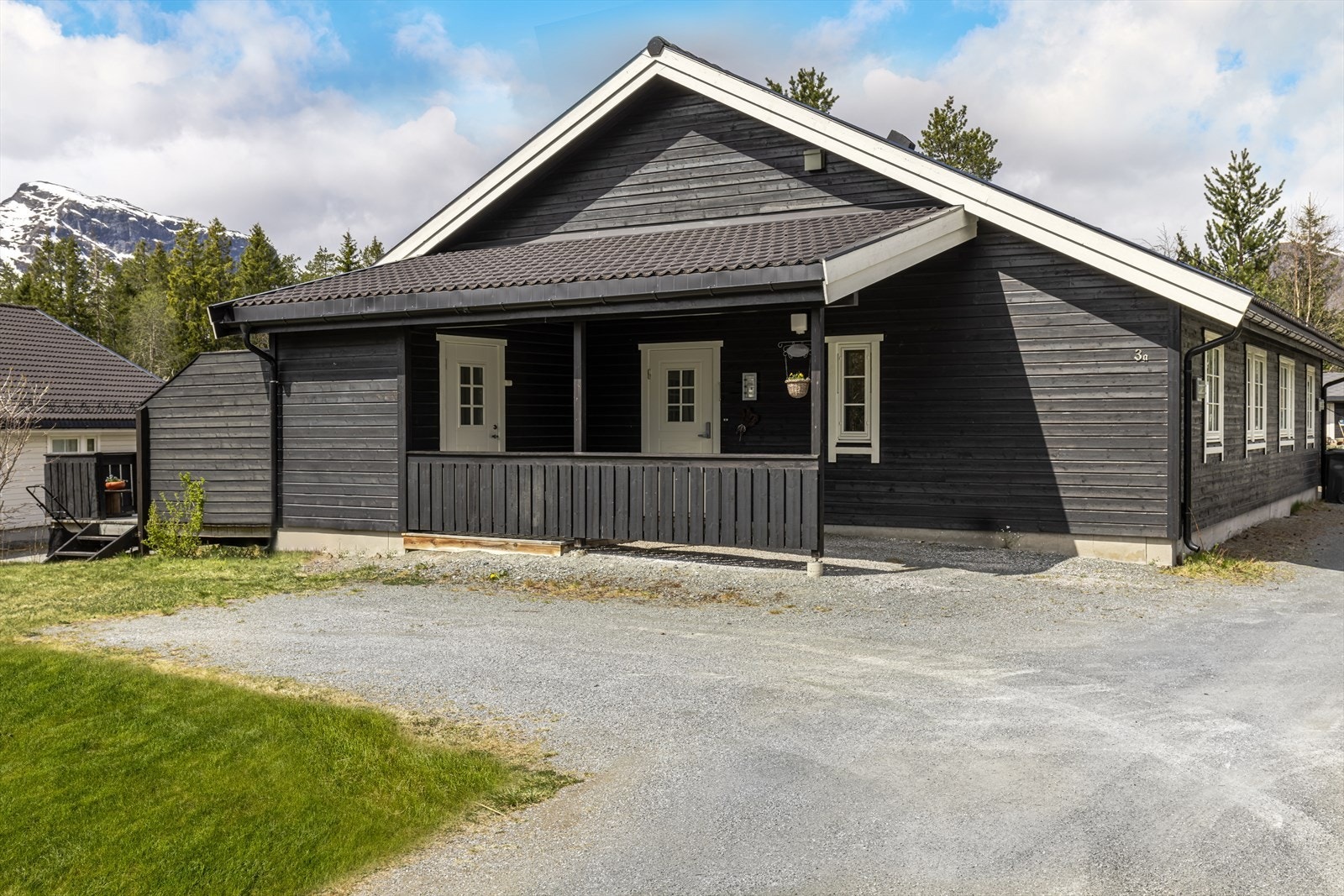 Inngansparti med carport og praktisk sportsbod. Parkering også til flere biler på tomten. Galleribilde