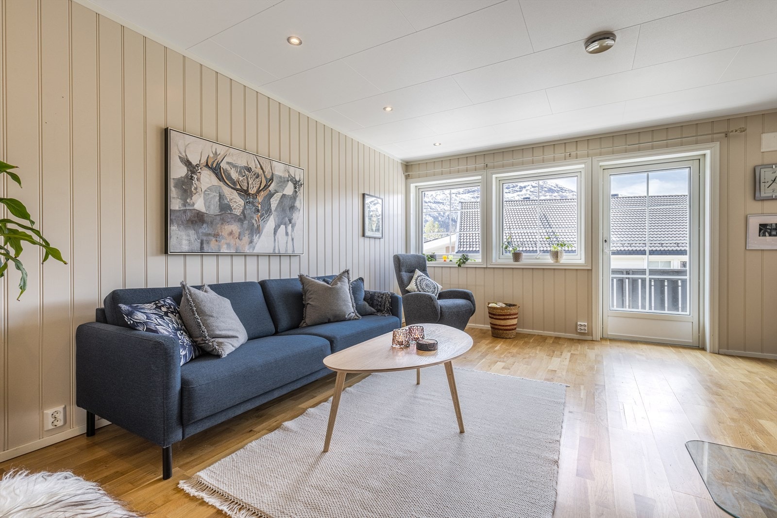 Lys og delikat stue med store vindusflater og utgang til terrasse. Galleribilde