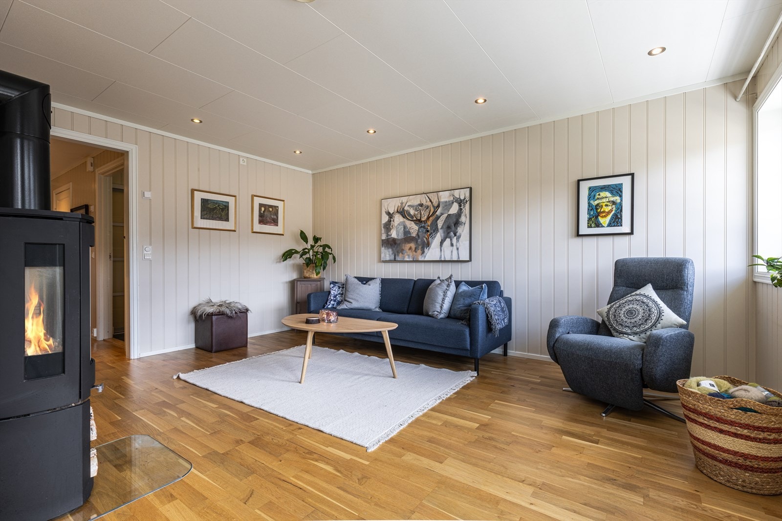Stue med flott peisovn for kalde vinterdager. Galleribilde
