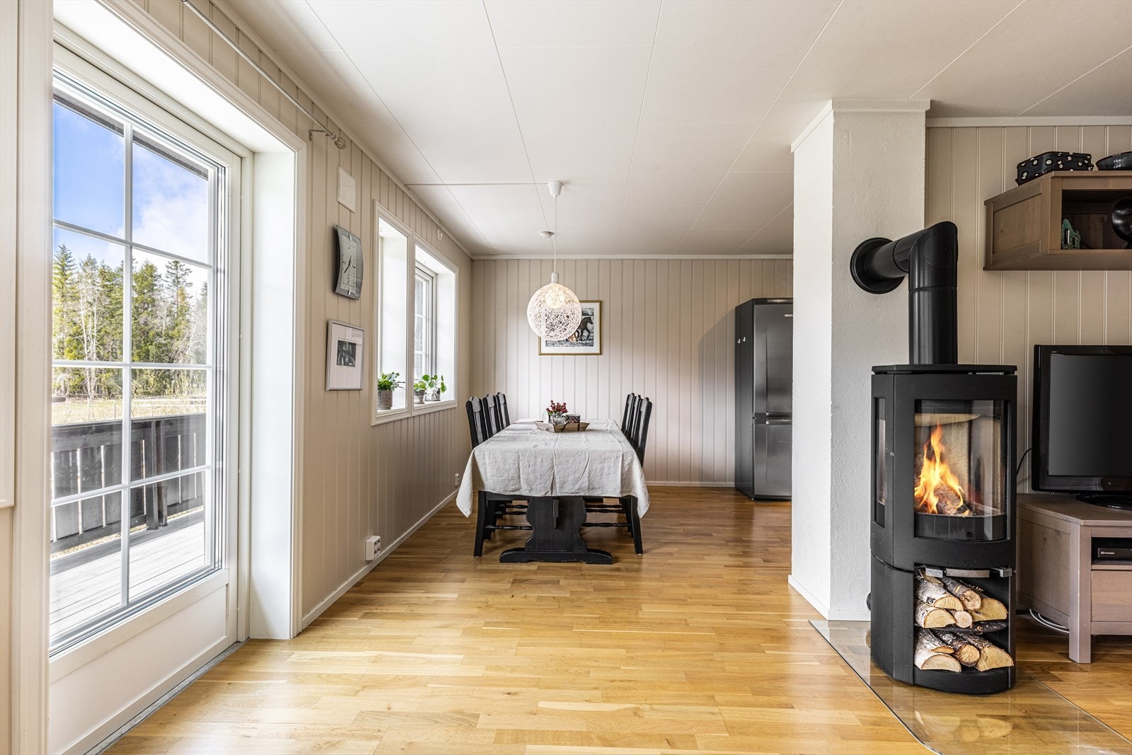 Stor spiseplass ved vindu perfekt for middager med familie og venner. Galleribilde