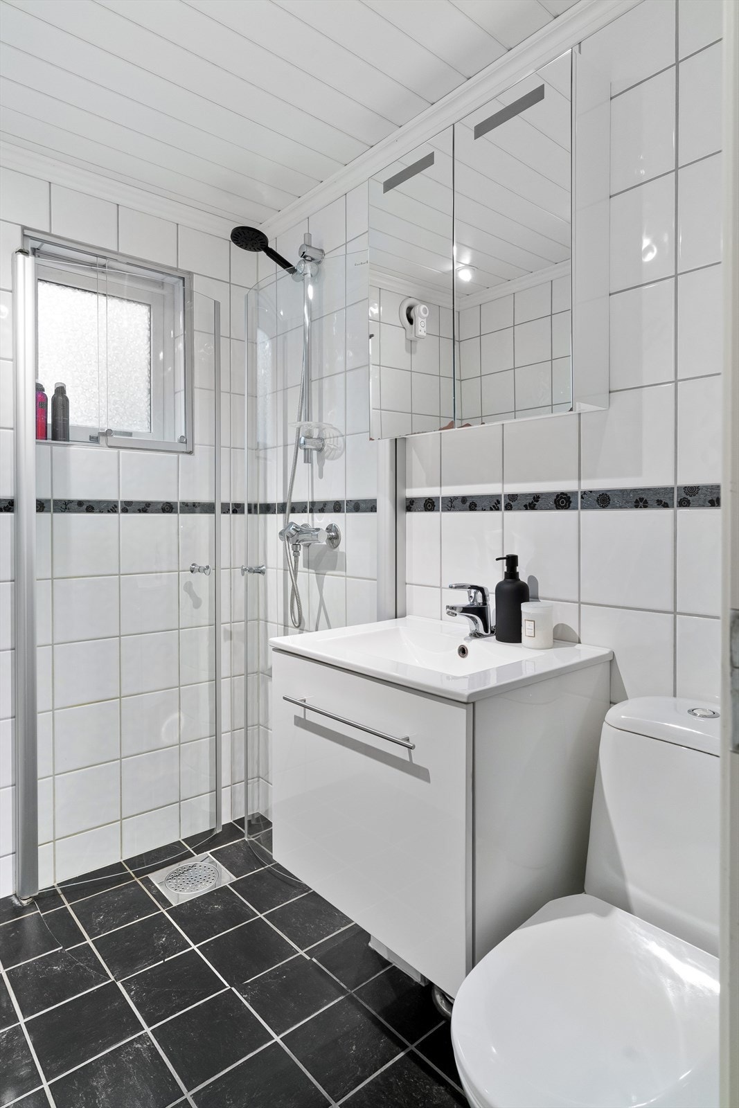 Badet ble renovert i regi av borettslaget i 2011. Det har flislagt gulv med elektriske varmekabler og flislagte vegger. Galleribilde