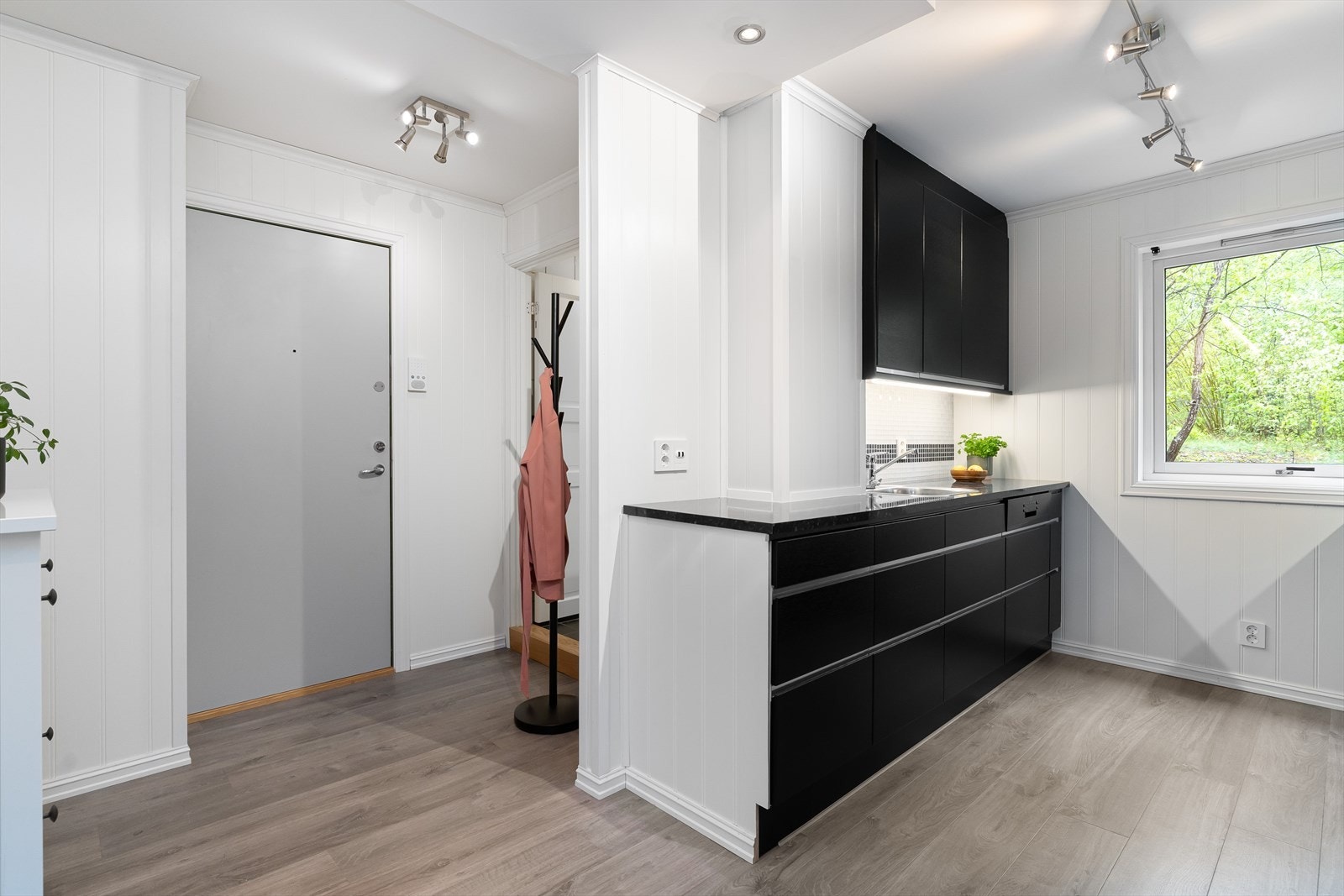 Leiligheten har åpen og romslig gang med plass til oppheng og skoskap. Galleribilde