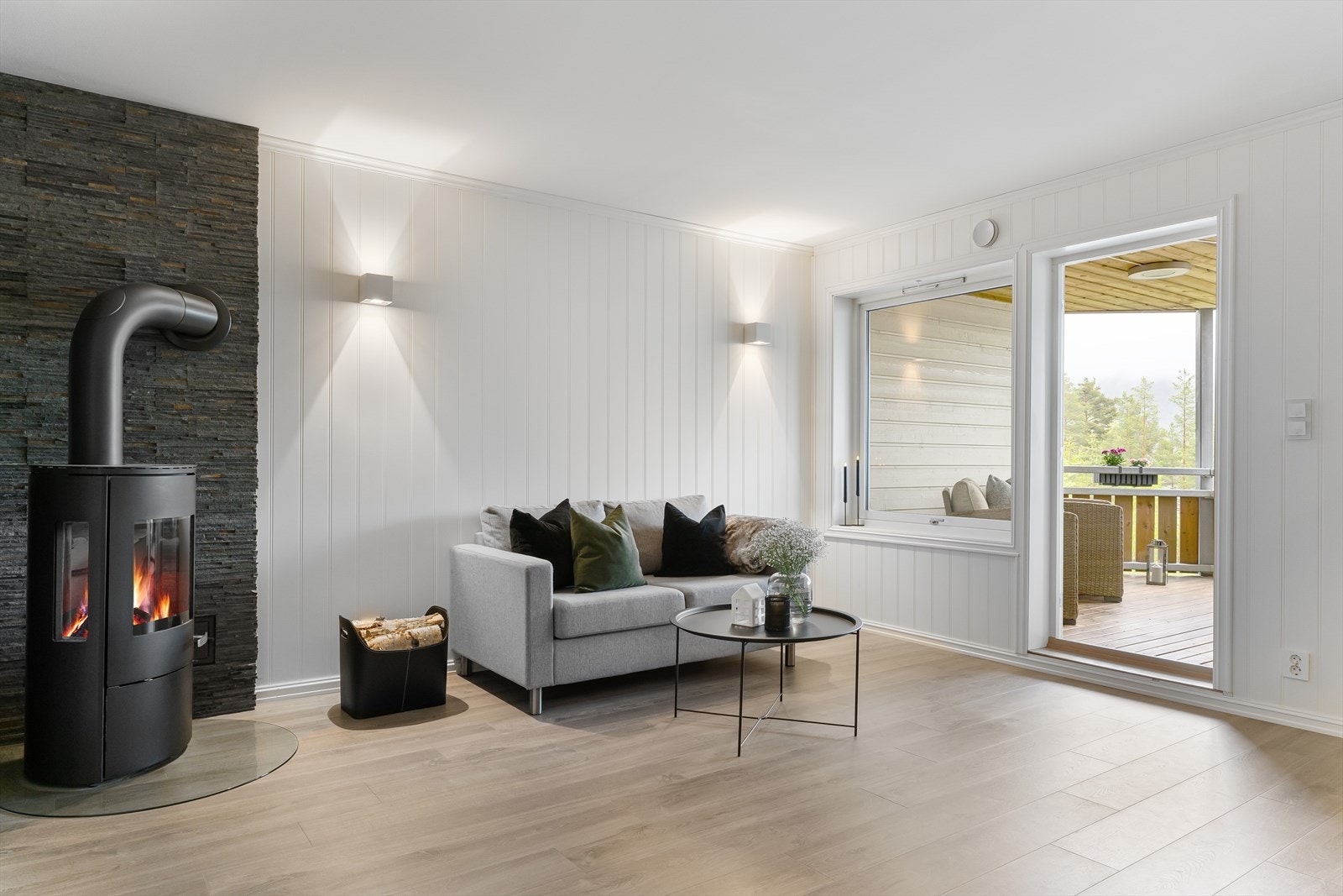 I stua er det plass til å innrede med både spisebord og sofagruppe. Galleribilde