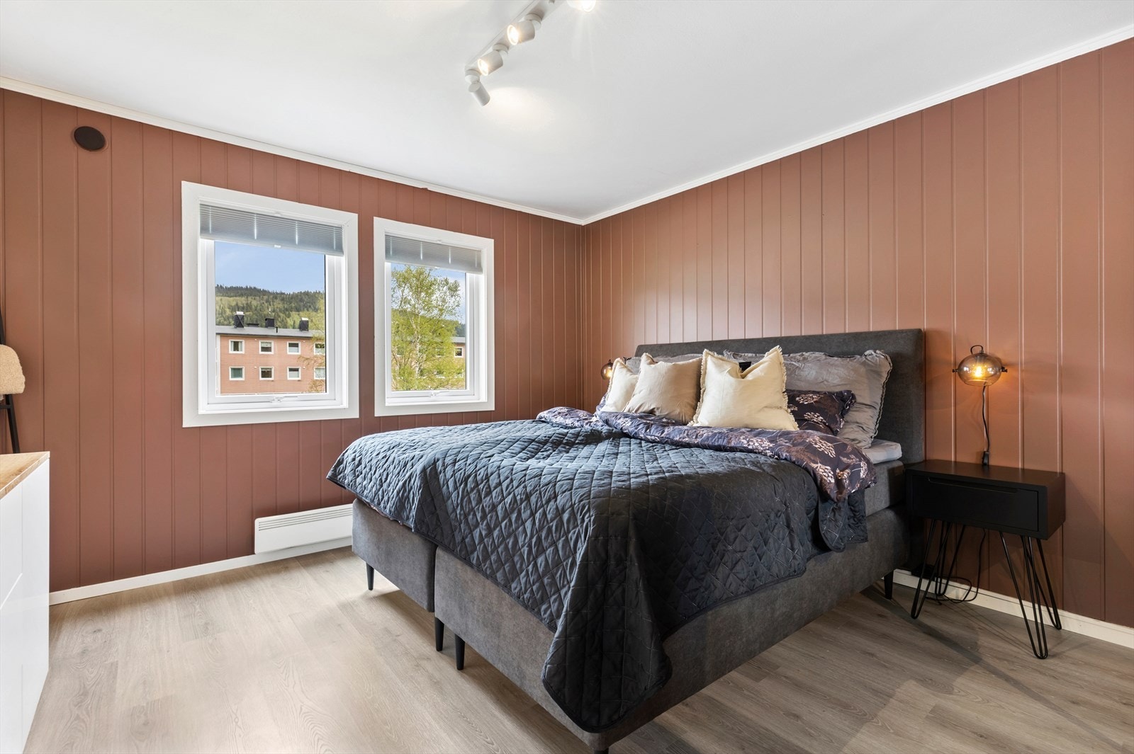 På hovedsoverommet er alt lagt til rette for en god natts søvn. Det er god plass til dobbeltseng og tilhørende nattbord, samt oppbevaring i skyvedørsgarderobe. Galleribilde