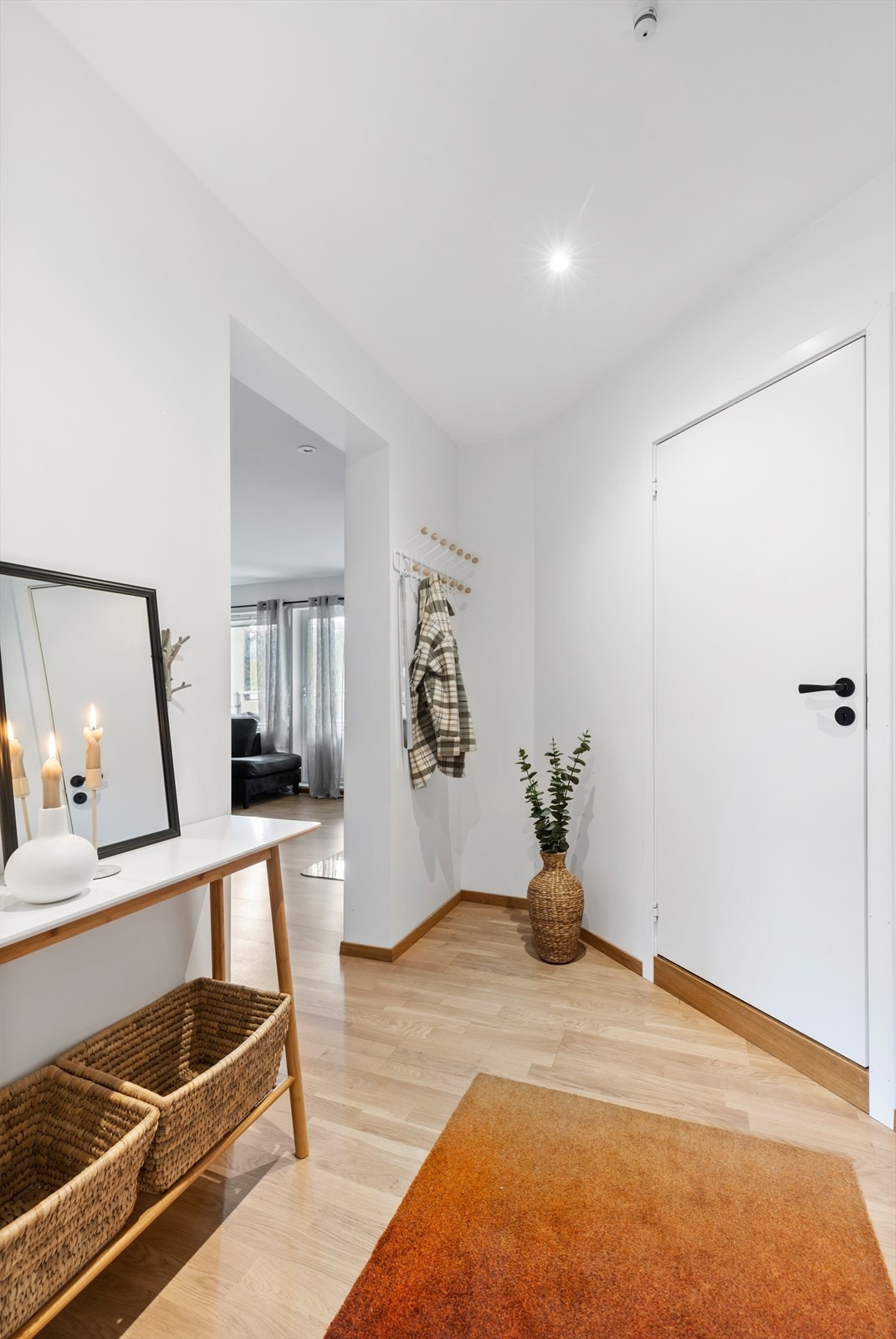 Velkommen inn. Fra første møte med boligen kjenner man at det er lagt stor vekt på gode materialer, og kvalitet i oppussingen. Galleribilde