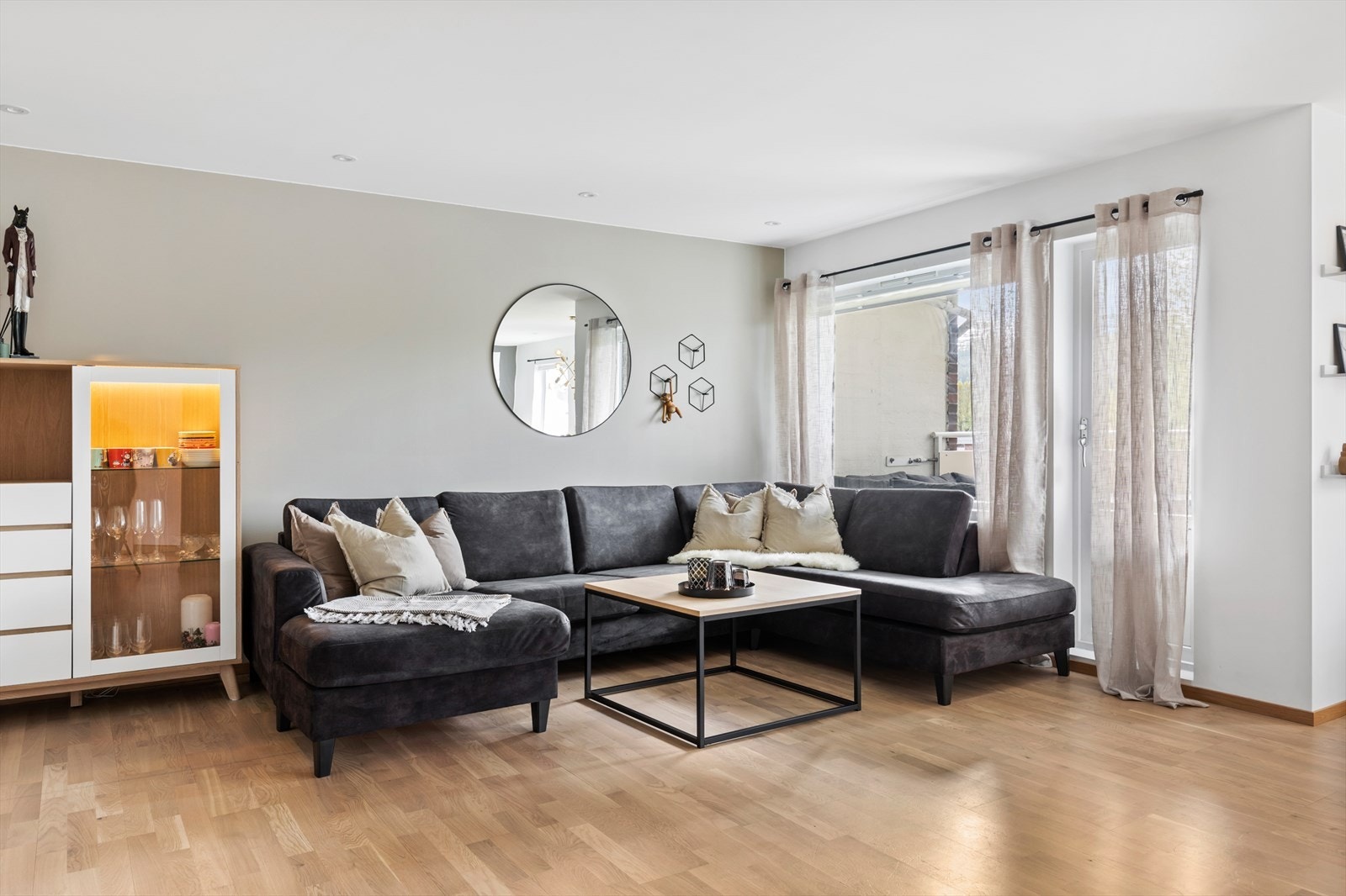 Stuen har flere møbleringsalternativer og man kan enkelt ut på boligens balkong som nyter eksepsjonelle solforhold. Galleribilde