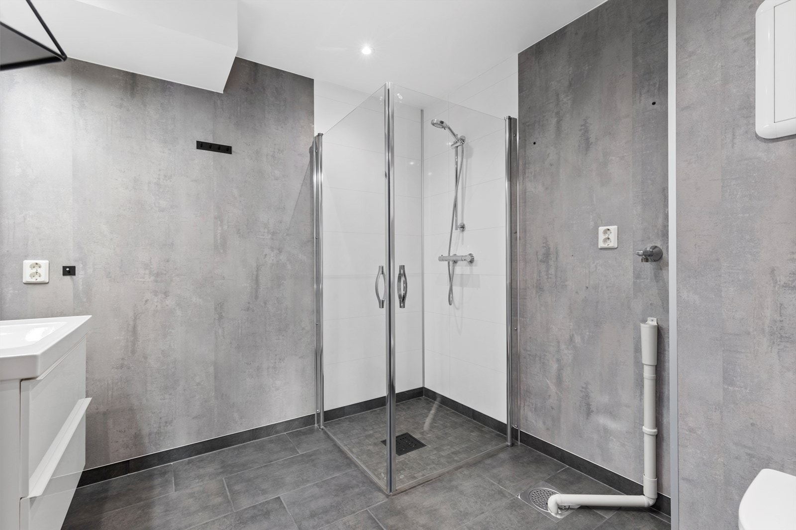 Badet er utført i moderne materialvalg og jobben er gjort av fagfolk. Galleribilde