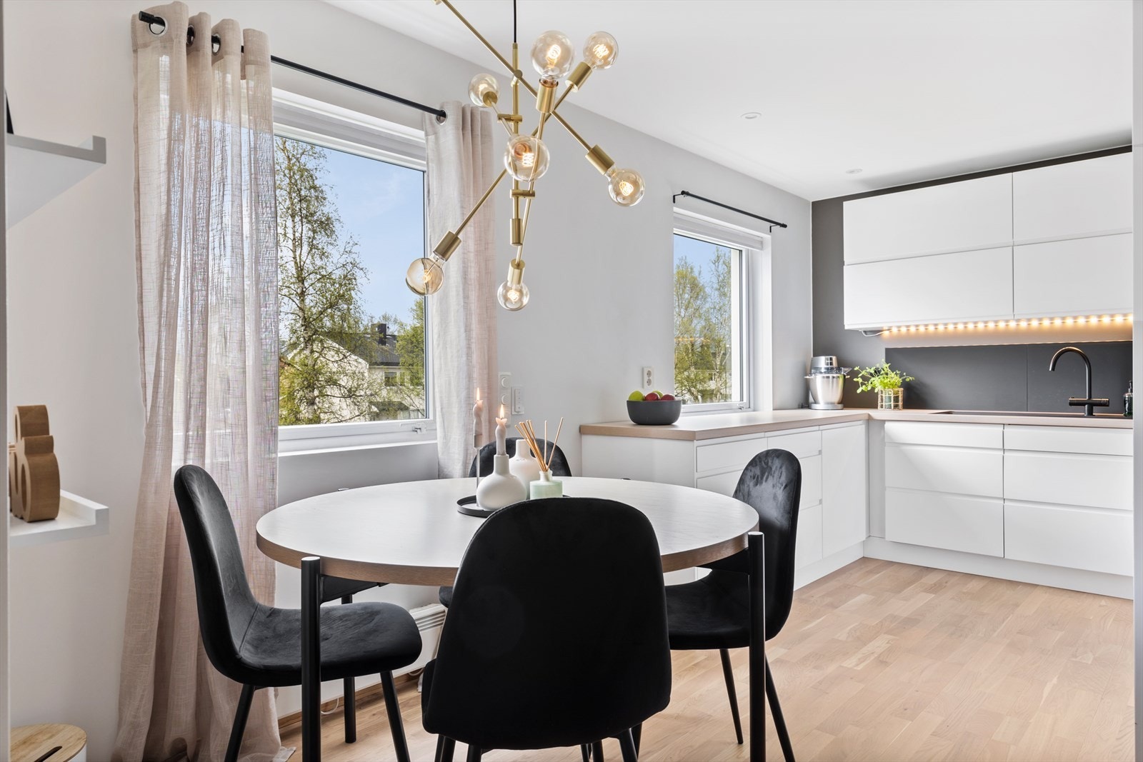 Mellom kjøkkenet og stuen er det praktisk plass for spisestuen. Galleribilde