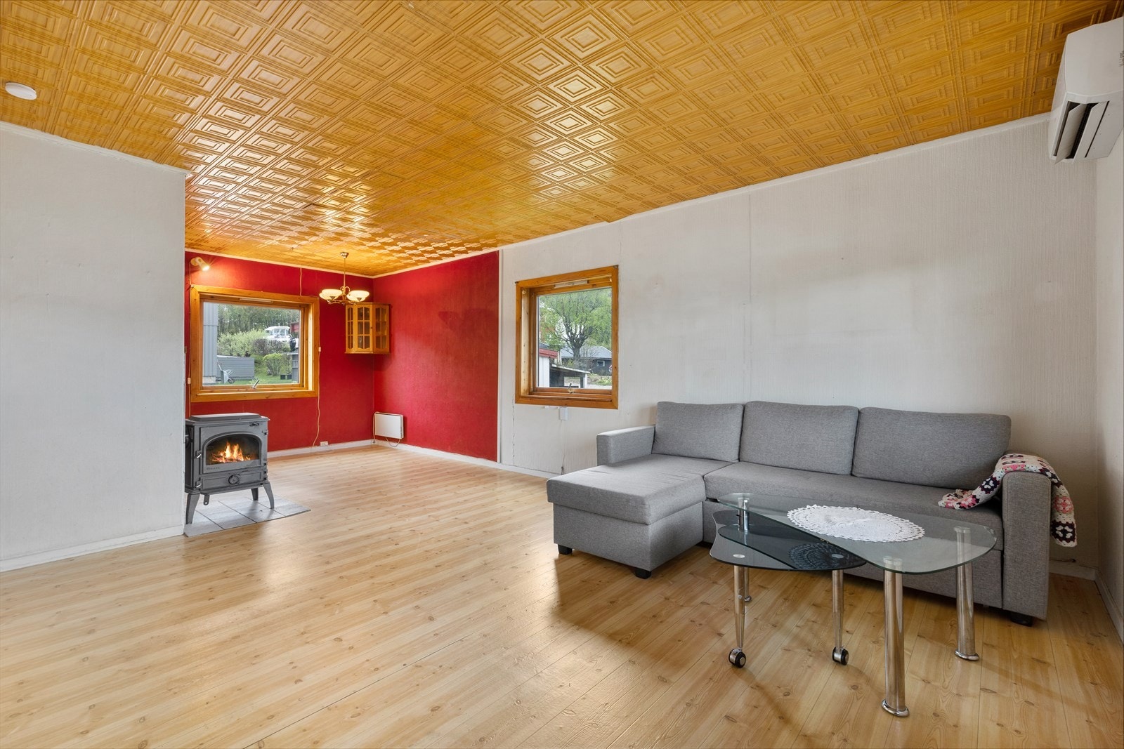 Vi er inn i boligen igjen. Stuen varmes effektivt opp med varmepumpe og vedovn. Galleribilde