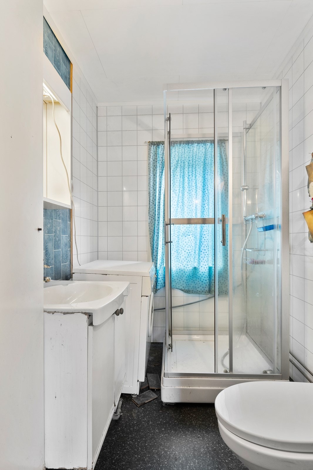 Baderommet kan flislegges med moderne terracotta flis på gulvet og ha en moderne dusjnisje. Galleribilde