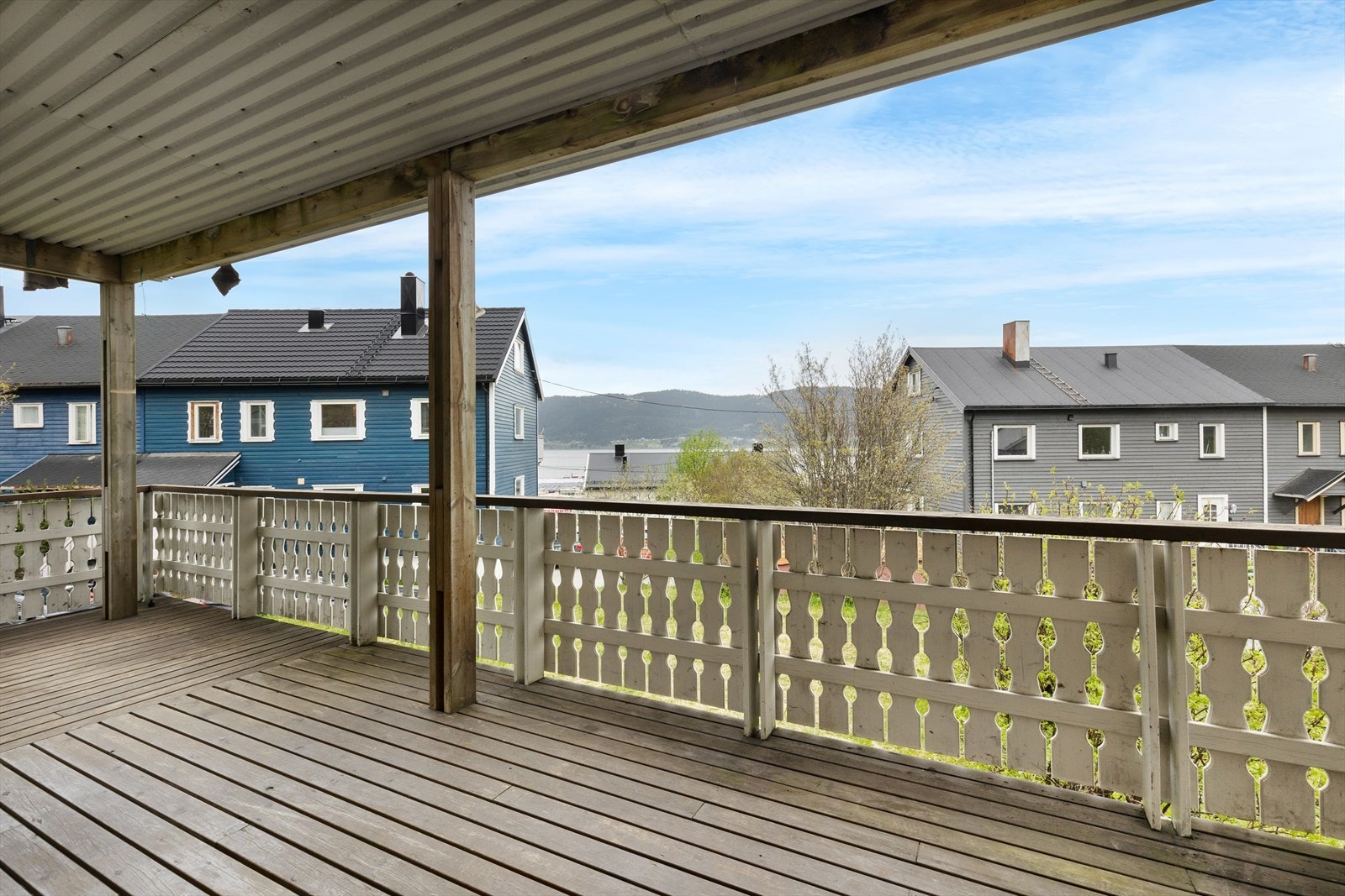 Her kan man nyte en vakker utsikt mot Båsmofjellet, som også innebærer kveldssol. Galleribilde