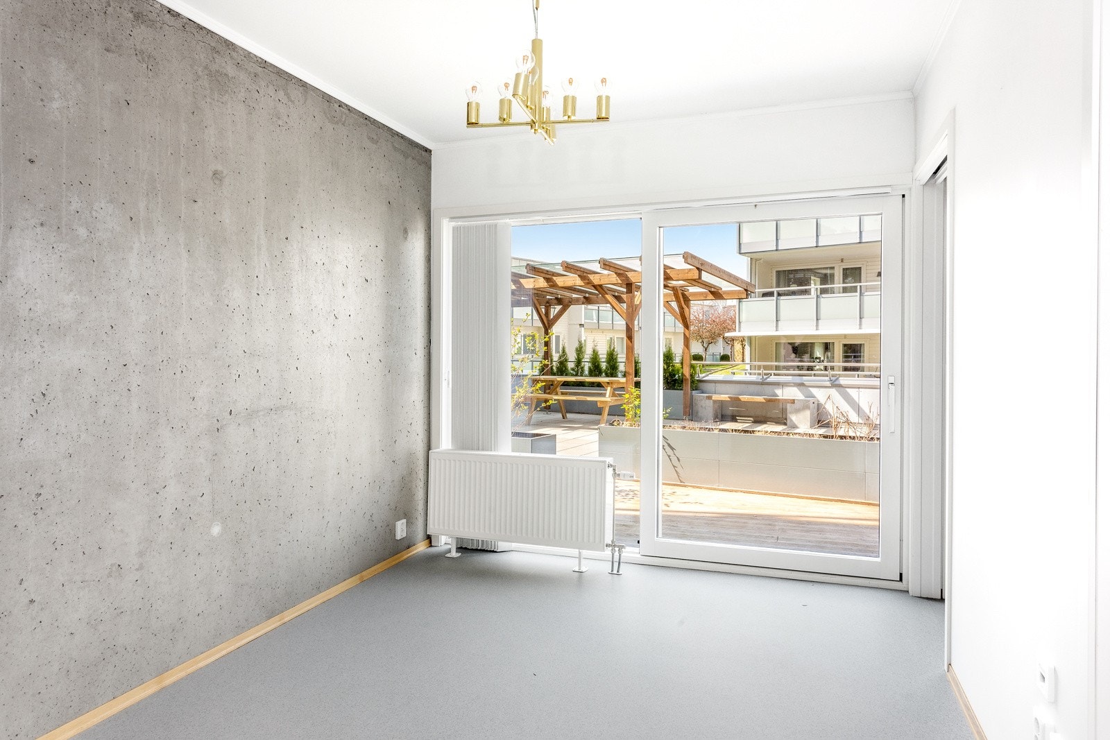 Stor skyvedør ut til egen uteplass Galleribilde
