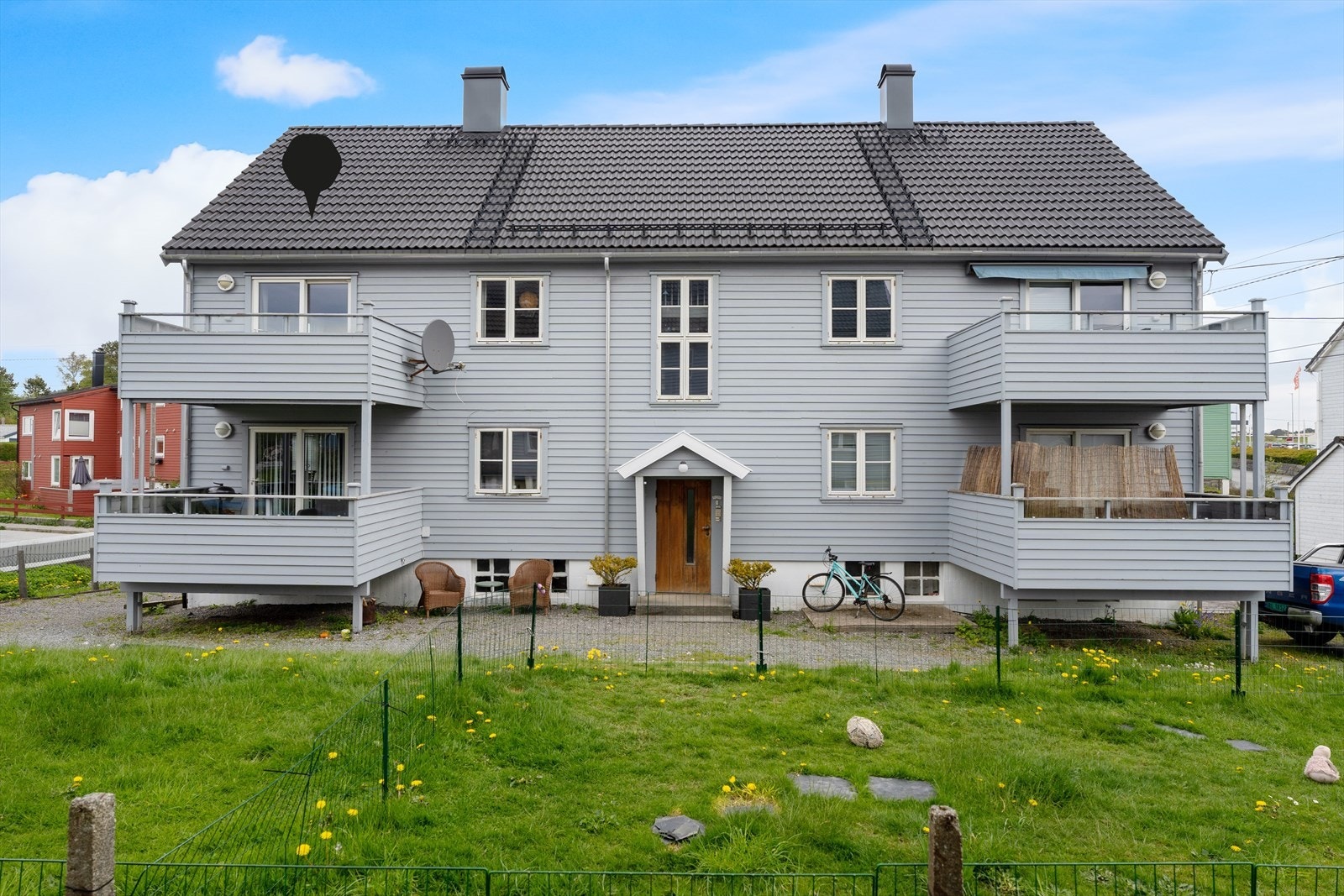 Leiligheten ligger fritt til byggets i 2. etasje med vestvendt terrasse Galleribilde