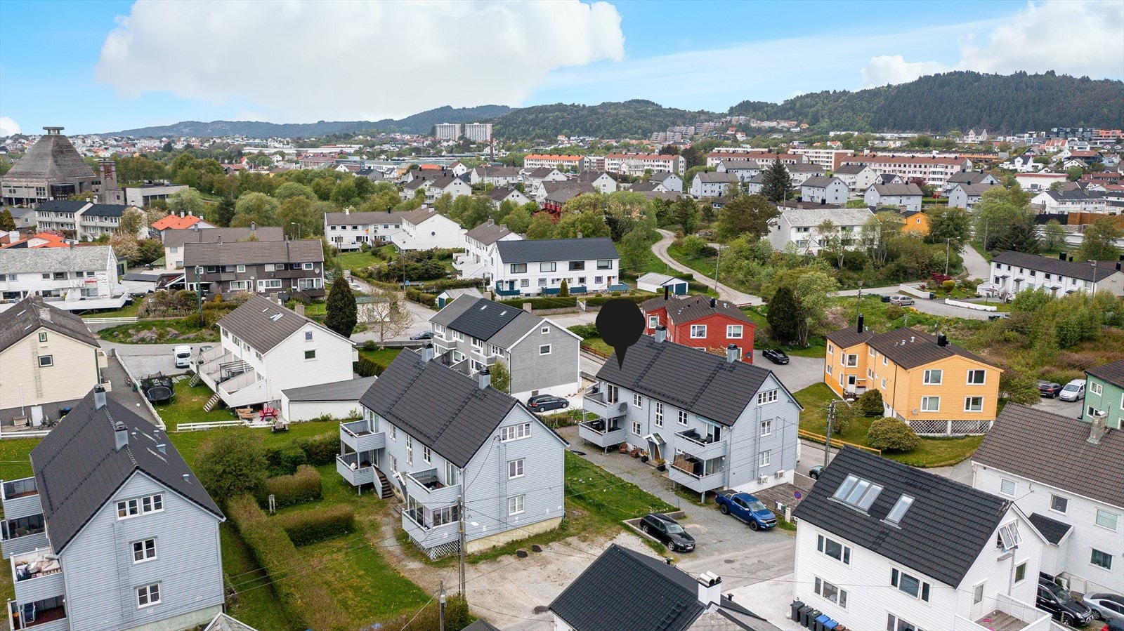 Parkeringsplass til firemannsboligen like ved inngangsdøren, samt rikelig med parkering i offentlig gate etter gjeldene bestemmelser Galleribilde