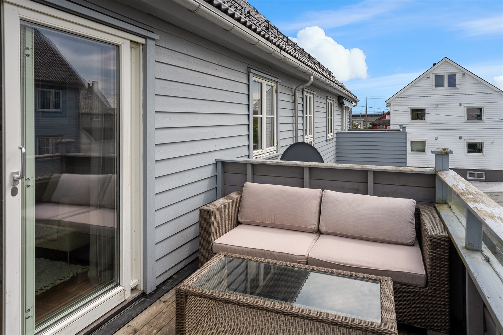 Fra stuen er det utgang til romslig, vestvendt terrasse med gode solforhold fra tidlig dag til langt på kveld Galleribilde