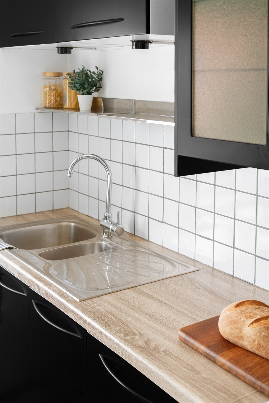Kjøkkenet har laminat benkeplate, samt fliser mellom over- og underskap Galleribilde