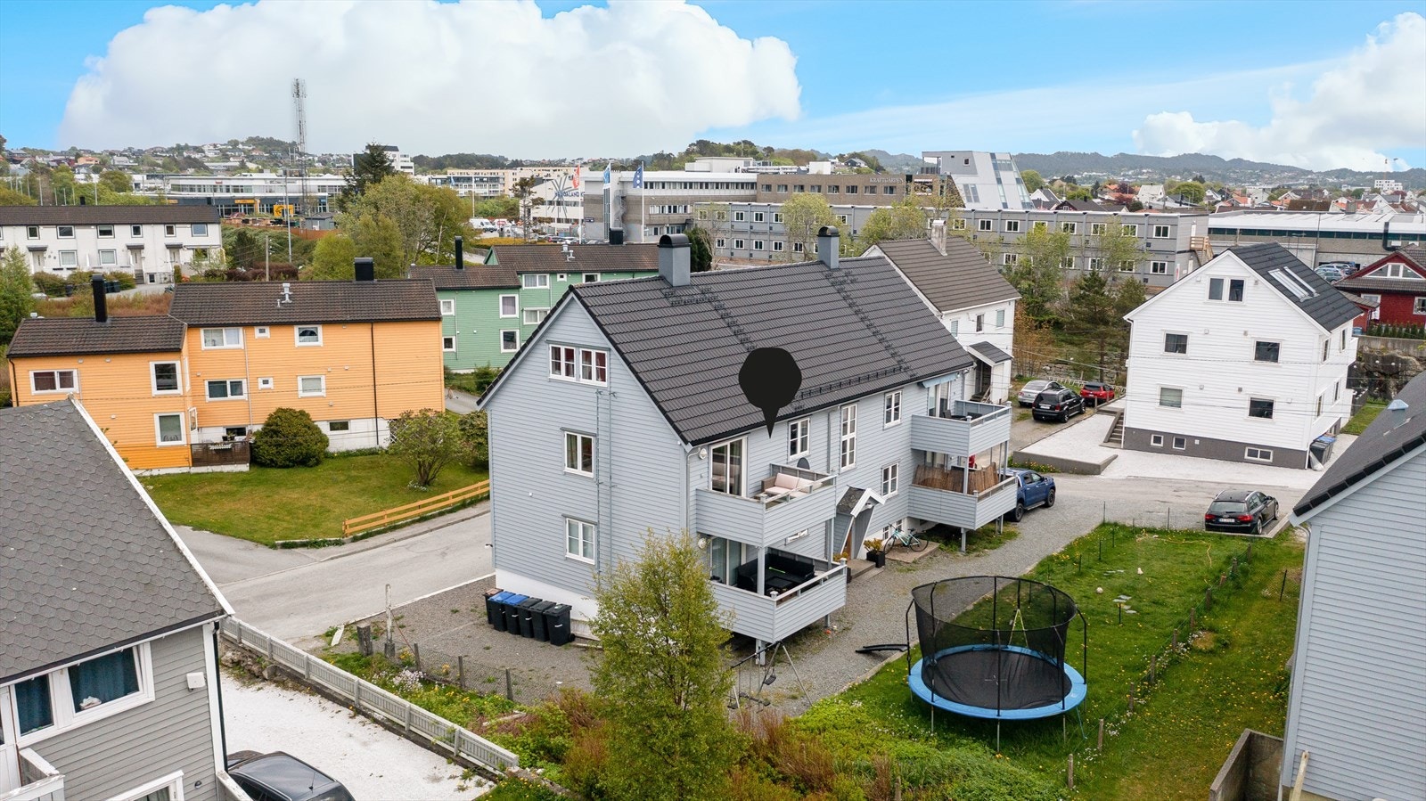 Firemannsboligen holder god standard med etterisolert fasade, kledning, vinduer, taktekke og pipehatt fra 2006/2013 Galleribilde