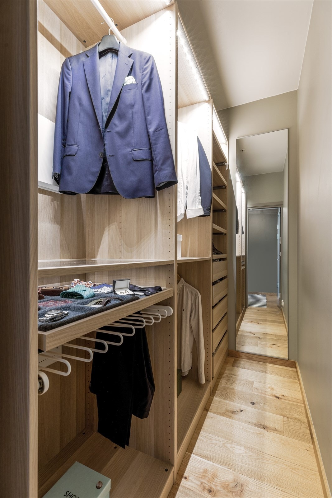 Praktisk "walk-in closet" tilknyttet entreen Galleribilde