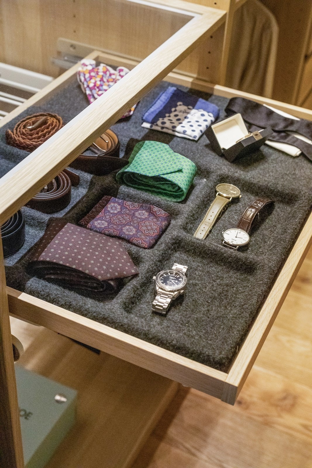 Garderobe med et luksuriøst preg over seg medfølger salget Galleribilde