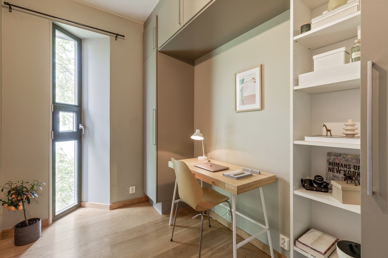 Soverom 2 er gjort i samme løsning med plassbygd garderobe og har plass til dobbeltseng Galleribilde
