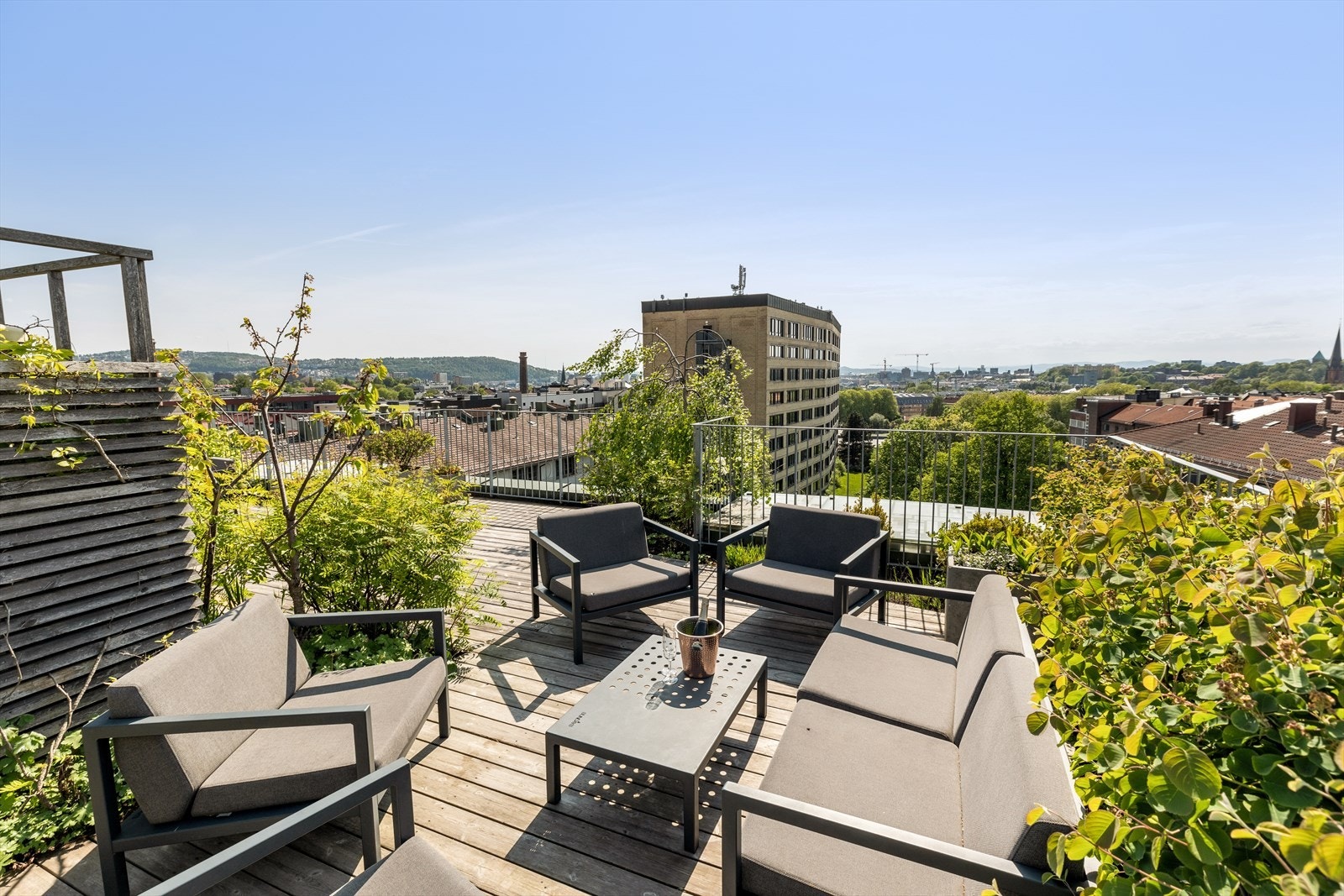Nydelig takterrasse med flere sittegrupper, solsenger og en privat hage på ca 8kvm. Galleribilde