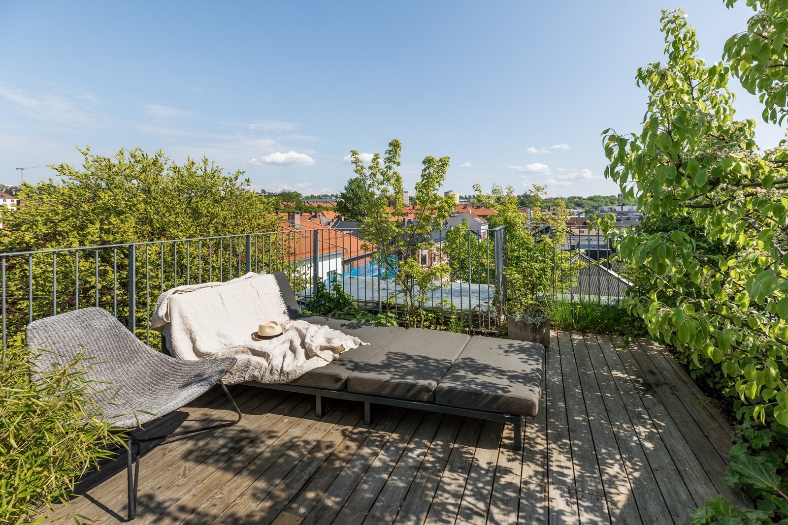På takterrassen har du godt av boltringsplass med flere sittergrupper Galleribilde