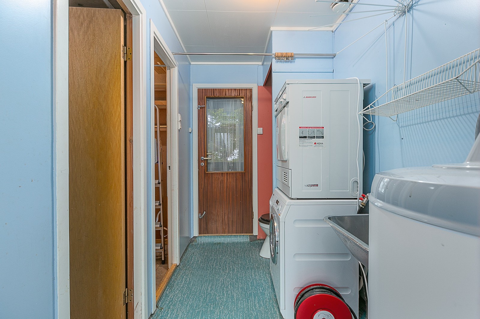 Praktisk med egen inngangsdør til vaskerommet i tillegg til adkomst fra gangen. Galleribilde