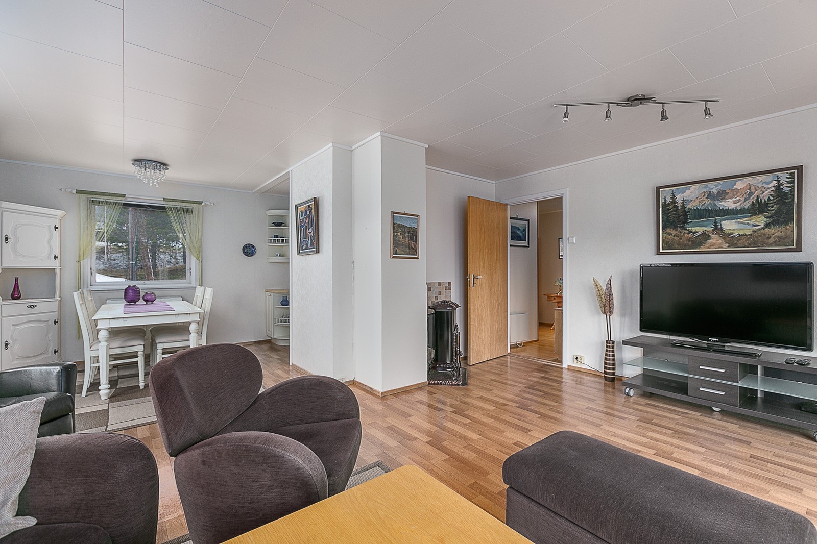 God plass til møblering av sofagruppe og spisegruppe i tilknytning til kjøkkenet. Galleribilde