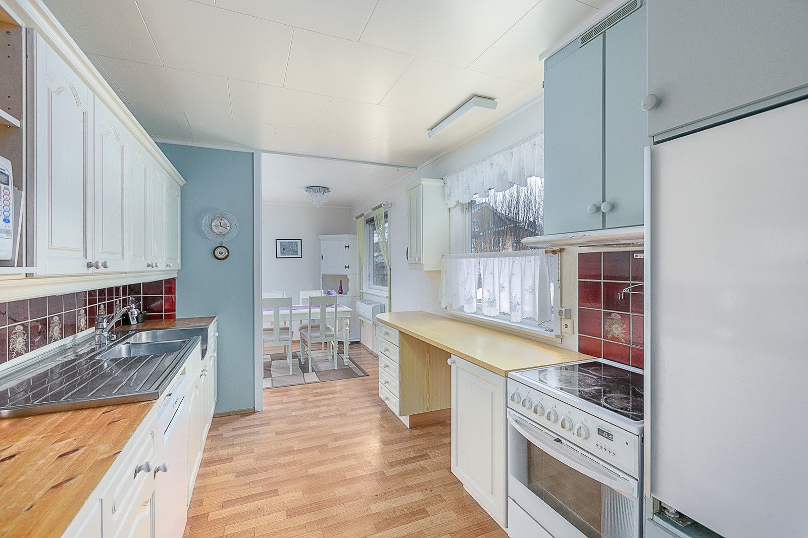 Eldre kjøkken med mye benkeplass. Galleribilde