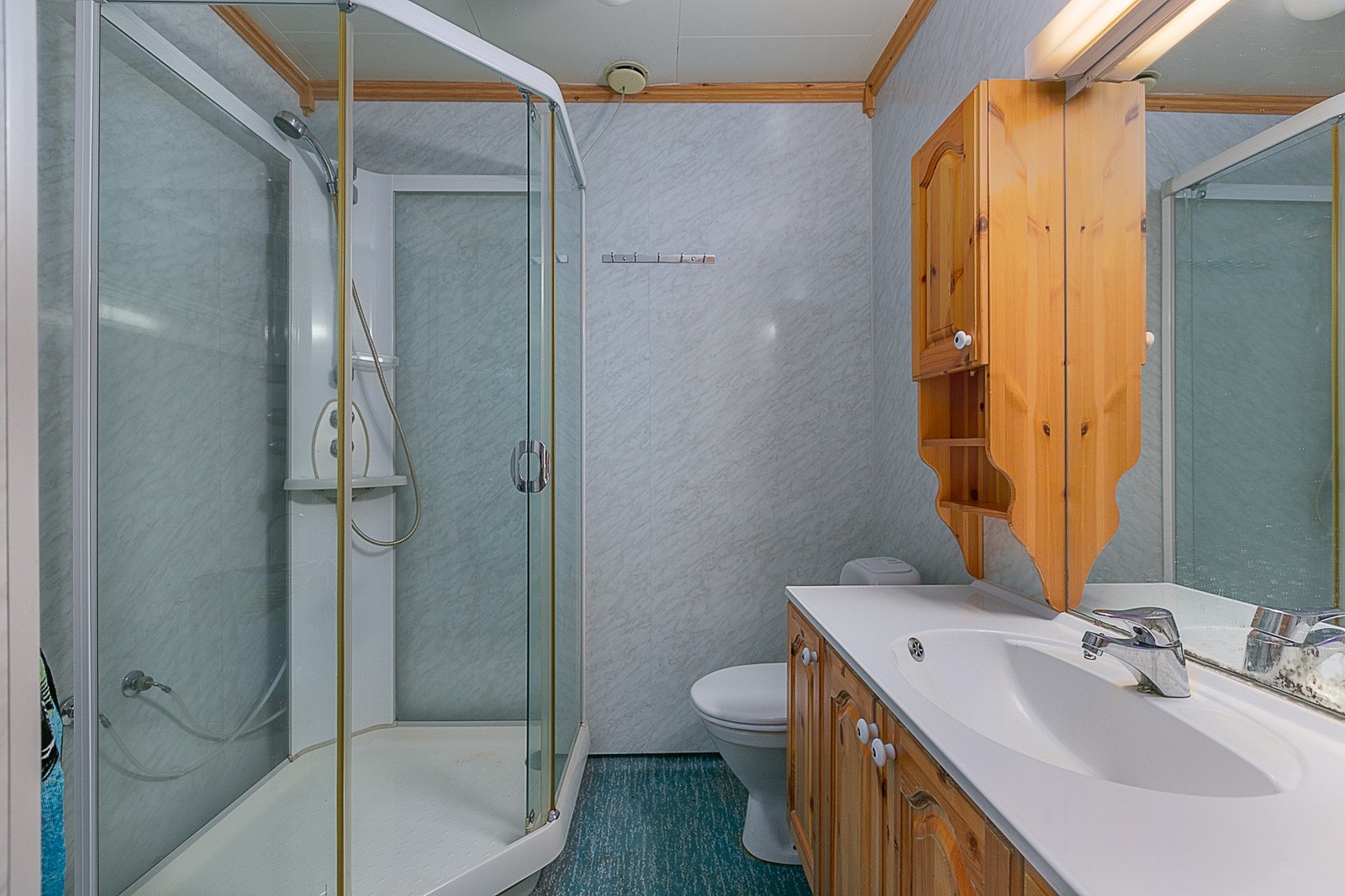 Bad med dusjkabinett. Galleribilde