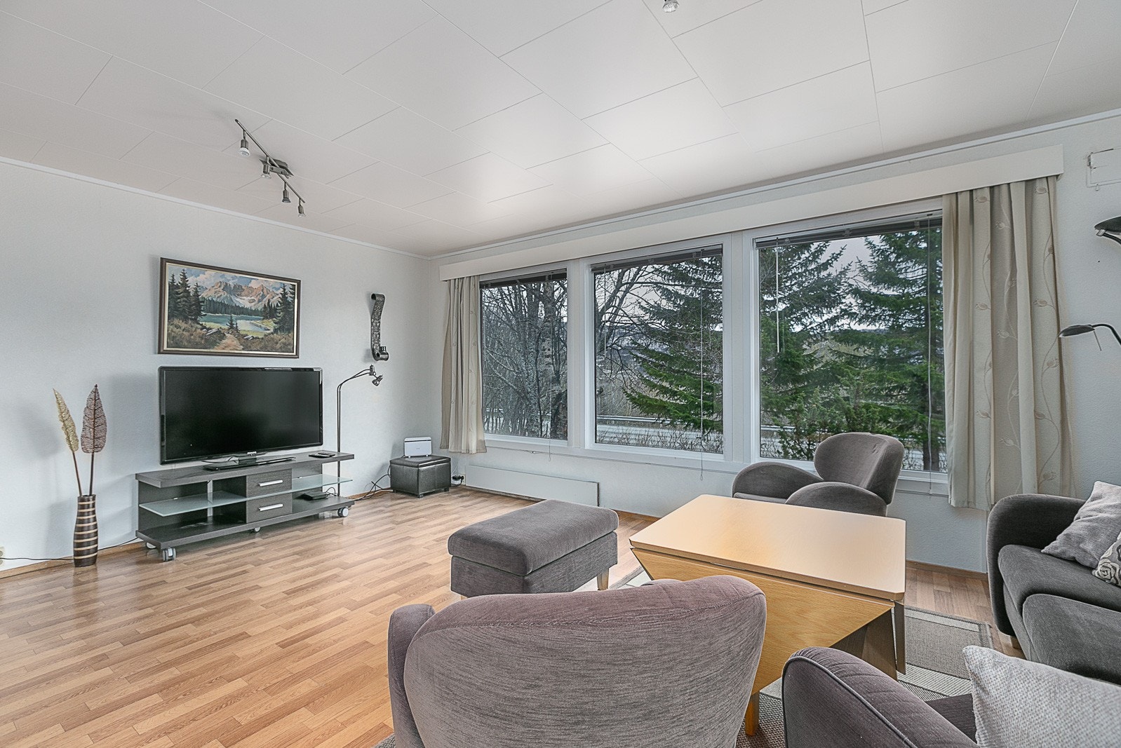 Lyse overflater og store vinduer som slipper inn rikelig med lys. Galleribilde