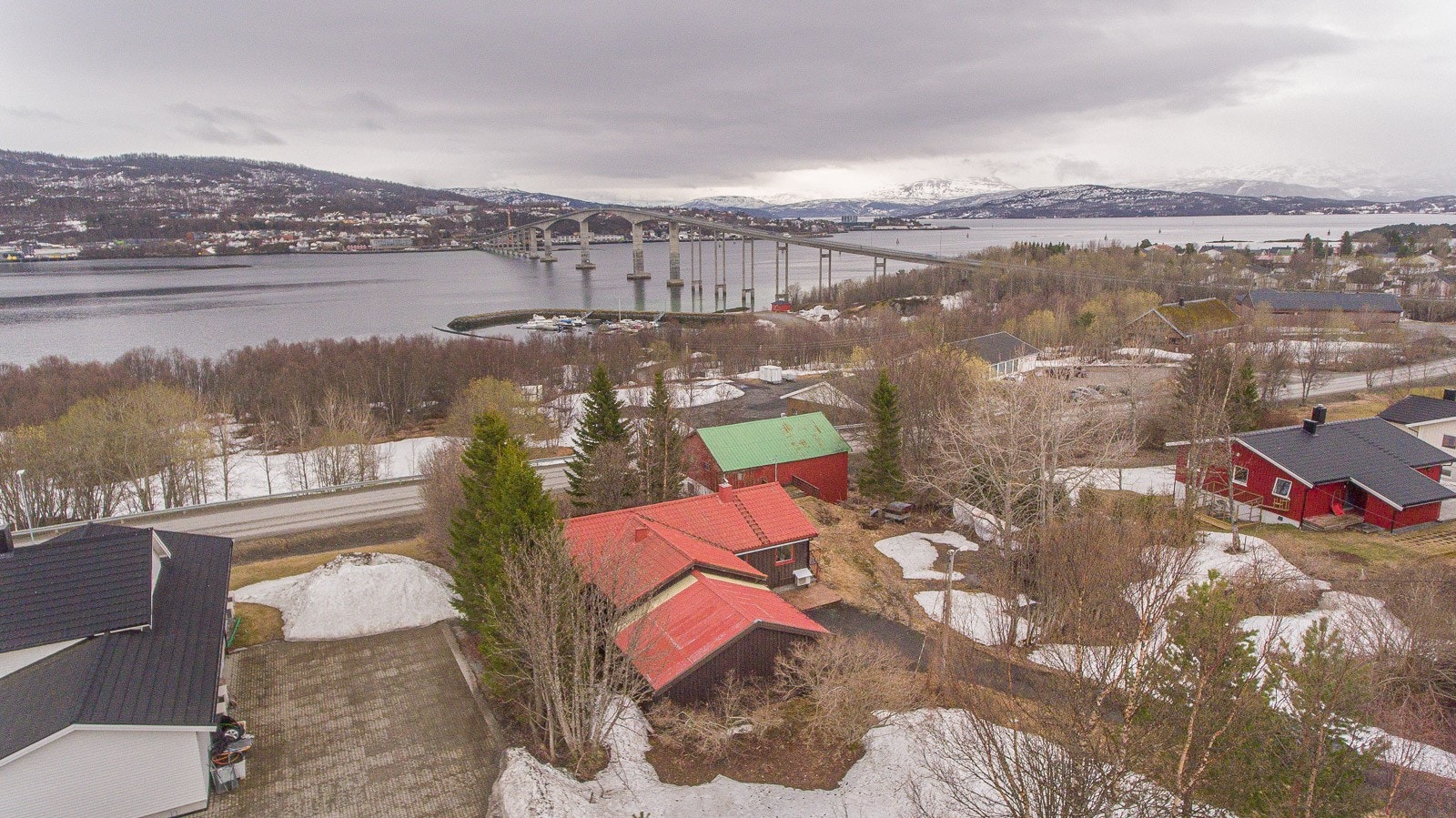 Kort vei til Finnsnes sentrum. Galleribilde