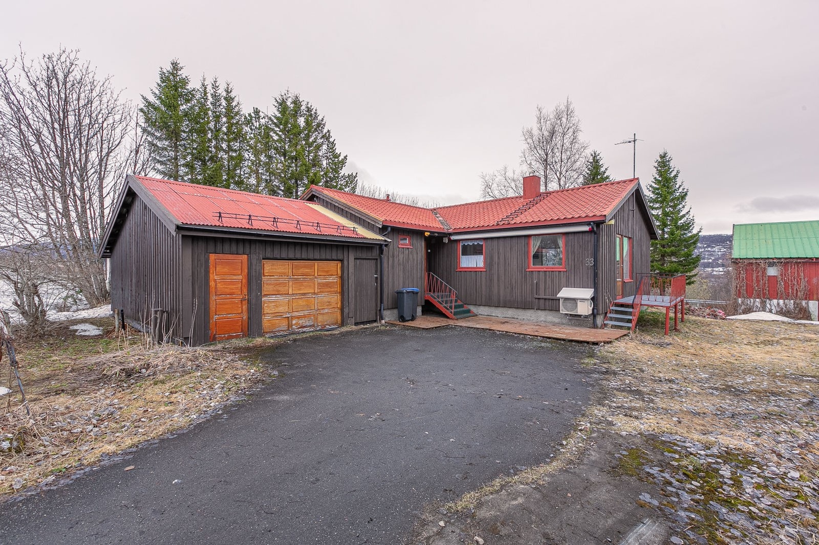 Eldre enebolig med tre soverom i barnevennlig boligfelt med gangavstand til barnehage og barneskole. Galleribilde