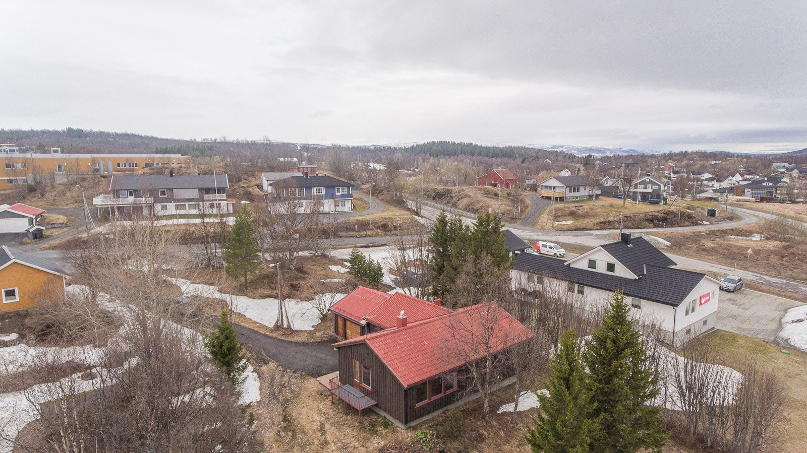 Kort vei til Silsandmarka med skiløype på vinterstid og kort vei til Storvatnet som er et populært turmål for hele familien. Galleribilde