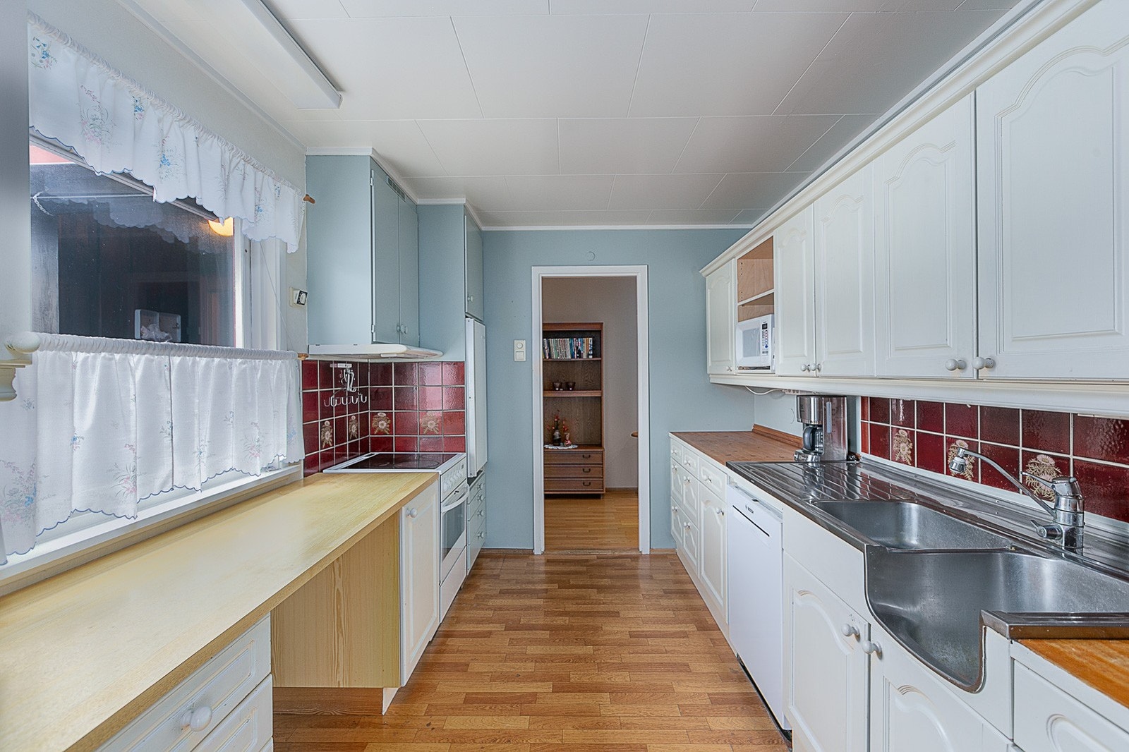 Kjøkkenet har adgang fra både gang og stue. Galleribilde