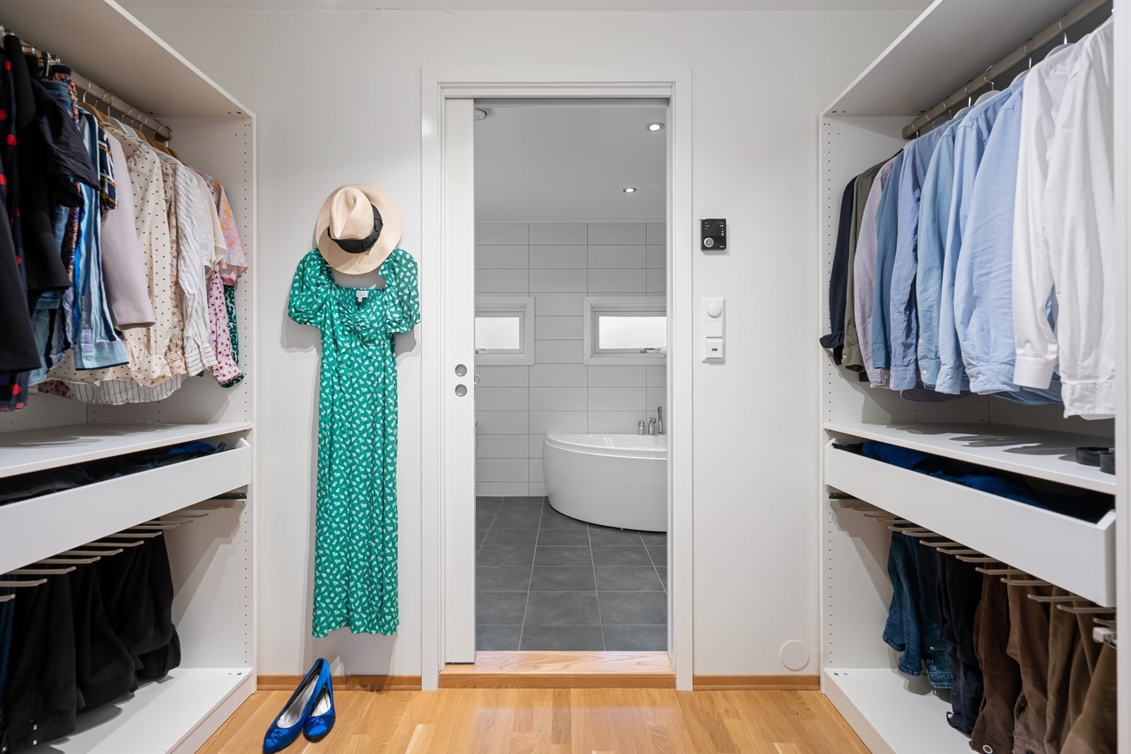 Hovedsoverommet har walk-in closet. Garderoben har to store, åpne skap med hyller, skuffer og stenger for oppheng Galleribilde